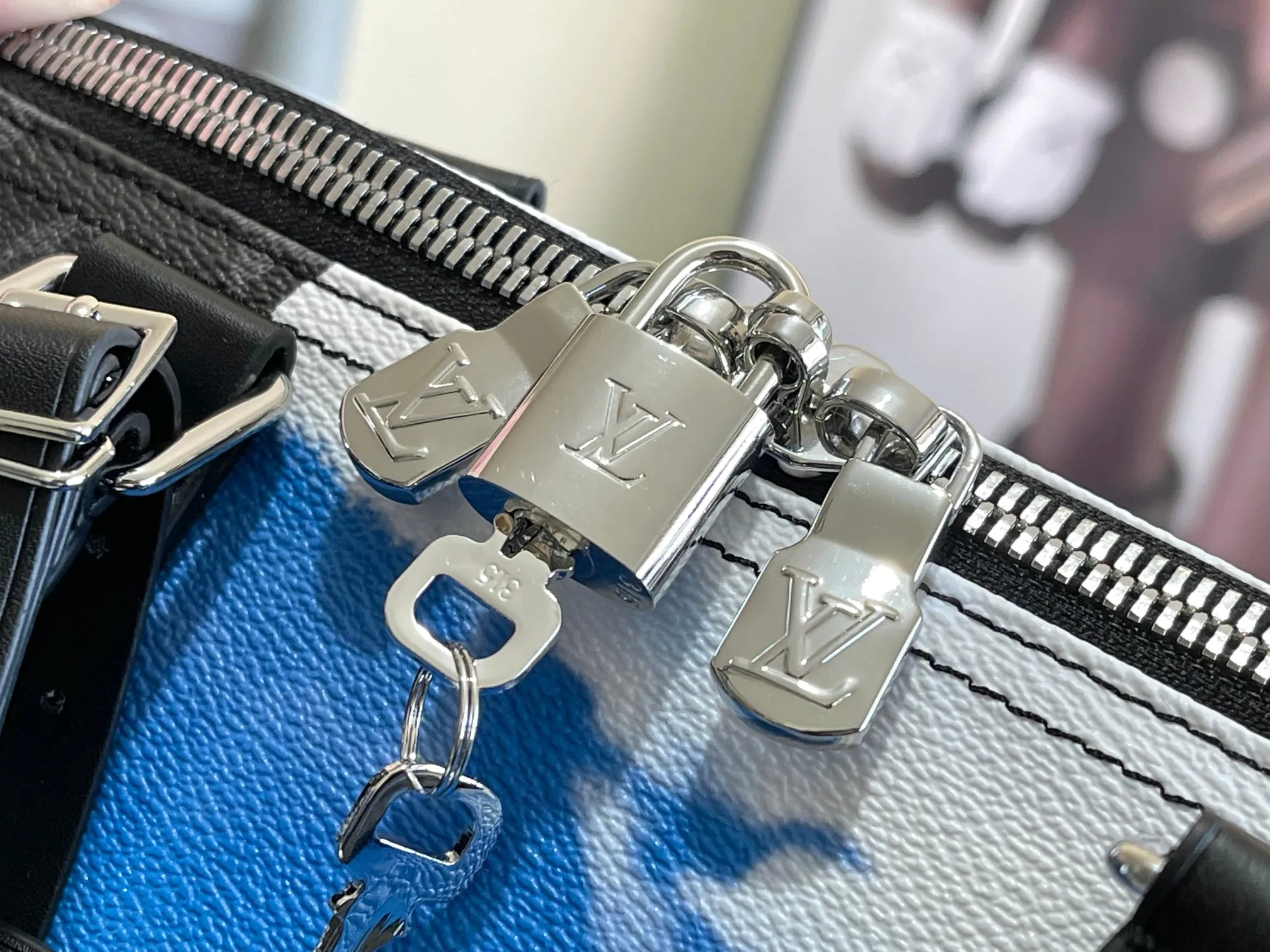 💰1340 Top original order 46356 Louis Vuitton classic Keepall 45 size travel bag model number 46356 dip-dyed in pastel colors like the rising sun, welcoming the 2022 spring with vitality. Monogram canvas has a soft sheen and is large enough for carry-on luggage without sacrificing storage space. Detailed Features 45 x 27 x 20 cm (Length x Height x Width) Monogram coated canvas Cow leather trim Textile lining Metal hardware Zip closure Large main compartment Zippered interior pocket Removable name tag Carry-on baggage dimensions