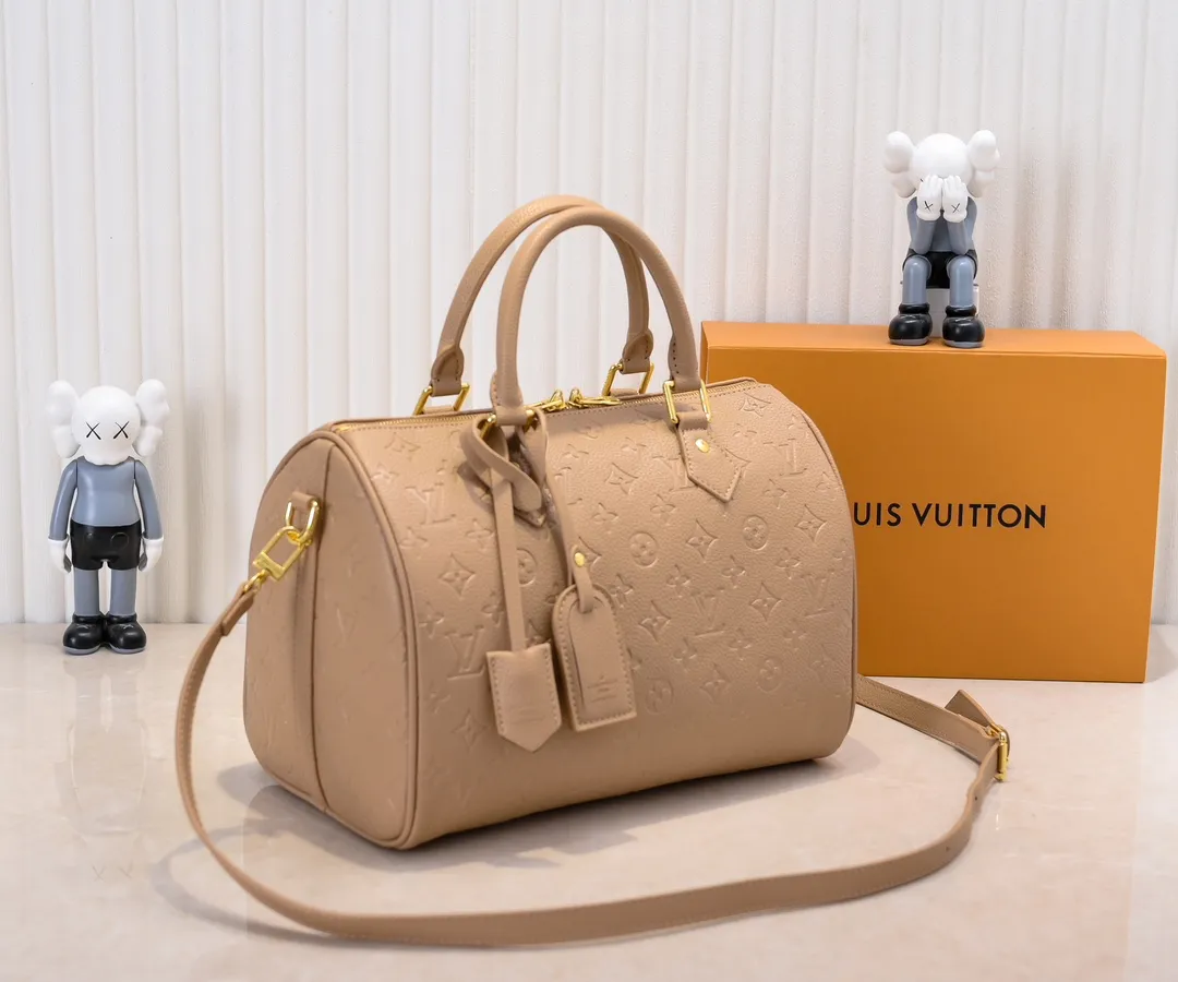 Batch 300💰Upgraded from the original M47186 M11323 M40391 This Speedy Soft 30 handbag renews the classic design of the Speedy handbag, using Monogram Empreinte leather and suede cowhide lining to create a light and soft structure. Whether carried by hand, cross-body or shoulder, you can create a trendy look. Dimensions: 30x21x17 cm