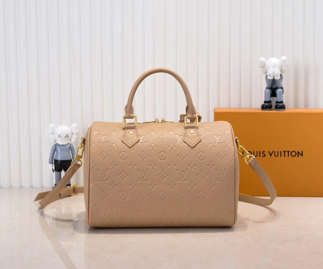 Batch 300💰Upgraded from the original M47186 M11323 M40391 This Speedy Soft 30 handbag renews the classic design of the Speedy handbag, using Monogram Empreinte leather and suede cowhide lining to create a light and soft structure. Whether carried by hand, cross-body or shoulder, you can create a trendy look. Dimensions: 30x21x17 cm
