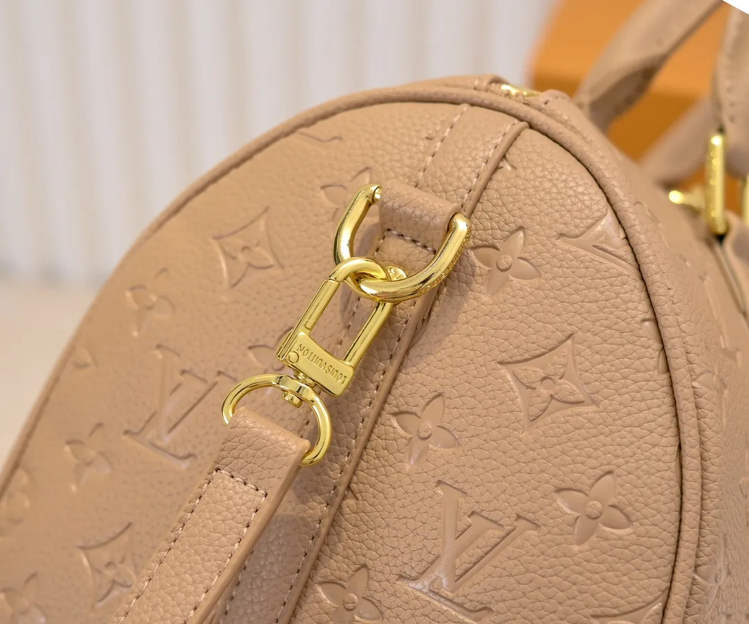 Batch 300💰Upgraded from the original M47186 M11323 M40391 This Speedy Soft 30 handbag renews the classic design of the Speedy handbag, using Monogram Empreinte leather and suede cowhide lining to create a light and soft structure. Whether carried by hand, cross-body or shoulder, you can create a trendy look. Dimensions: 30x21x17 cm