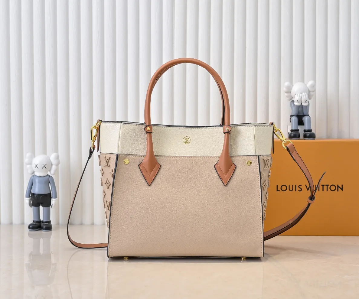 💰400💰Upgraded original [M53826 black embroidery M53825 apricot embroidery M53824 MM53823 presbyopia with black] 🔥On My Side handbag shows the elegant fusion of calfskin and classic Monogram canvas. Contrasting canvas shapes the large outer pocket, creating a trompe l'oeil effect as if two handbags merge into one. Plenty of space can easily accommodate office needs, and the adjustable shoulder strap allows for a cross-body style. Dimensions: 30.5 x 24.5 x 14 cm (Length x Height x Width) - Calfskin and Monogram coated canvas - Cowhide leather trim - Microfiber lining - 2 top handles for hand or elbow carry - Adjustable shoulder strap for shoulder or cross-body wear - Lock closure - 2 outer pockets with magnetic closure - Zip pocket - 1 patch pocket