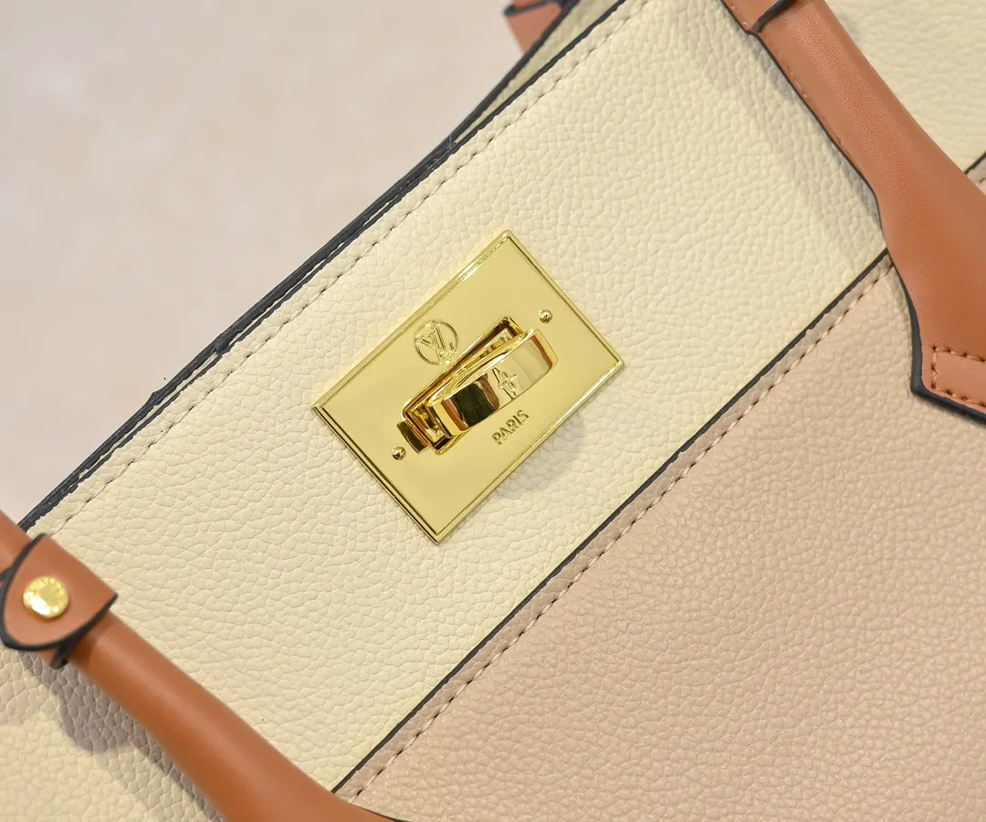 💰400💰Upgraded original [M53826 black embroidery M53825 apricot embroidery M53824 MM53823 presbyopia with black] 🔥On My Side handbag shows the elegant fusion of calfskin and classic Monogram canvas. Contrasting canvas shapes the large outer pocket, creating a trompe l'oeil effect as if two handbags merge into one. Plenty of space can easily accommodate office needs, and the adjustable shoulder strap allows for a cross-body style. Dimensions: 30.5 x 24.5 x 14 cm (Length x Height x Width) - Calfskin and Monogram coated canvas - Cowhide leather trim - Microfiber lining - 2 top handles for hand or elbow carry - Adjustable shoulder strap for shoulder or cross-body wear - Lock closure - 2 outer pockets with magnetic closure - Zip pocket - 1 patch pocket