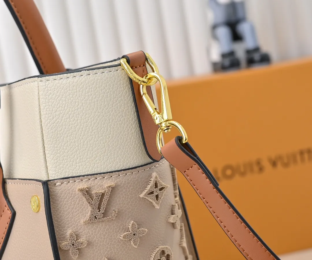 💰400💰Upgraded original [M53826 black embroidery M53825 apricot embroidery M53824 MM53823 presbyopia with black] 🔥On My Side handbag shows the elegant fusion of calfskin and classic Monogram canvas. Contrasting canvas shapes the large outer pocket, creating a trompe l'oeil effect as if two handbags merge into one. Plenty of space can easily accommodate office needs, and the adjustable shoulder strap allows for a cross-body style. Dimensions: 30.5 x 24.5 x 14 cm (Length x Height x Width) - Calfskin and Monogram coated canvas - Cowhide leather trim - Microfiber lining - 2 top handles for hand or elbow carry - Adjustable shoulder strap for shoulder or cross-body wear - Lock closure - 2 outer pockets with magnetic closure - Zip pocket - 1 patch pocket