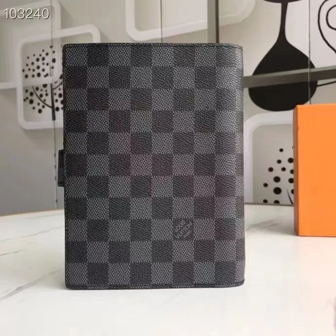 💰 150 hot sale, model number M20004❤️This small notepad cover is made of Monogram canvas. It can hold three credit cards and can also be used as an address book, notebook or calendar. 14 cm