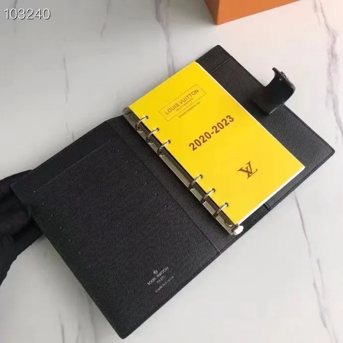 💰 150 hot sale, model number M20004❤️This small notepad cover is made of Monogram canvas. It can hold three credit cards and can also be used as an address book, notebook or calendar. 14 cm