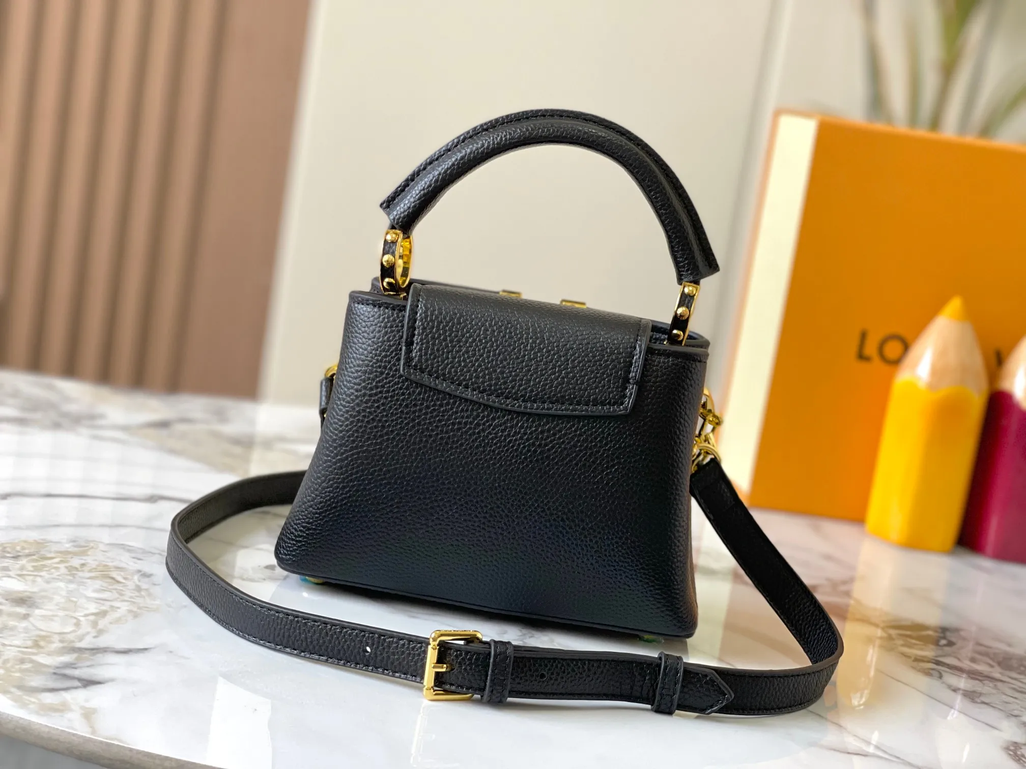 p460 [Guangzhou top quality original] M14970 black Capucines mini series is named after the Paris street where Louis Vuitton first opened its store in 1854. This time it is added to the Harmony series through a mini version design. Taurillon cow leather creates a classic structure, and the decorative chain gives the Monogram floral jewelry texture. There is plenty of space to store daily necessities such as short wallets, keys, and lipstick. Size:21×14×8cm