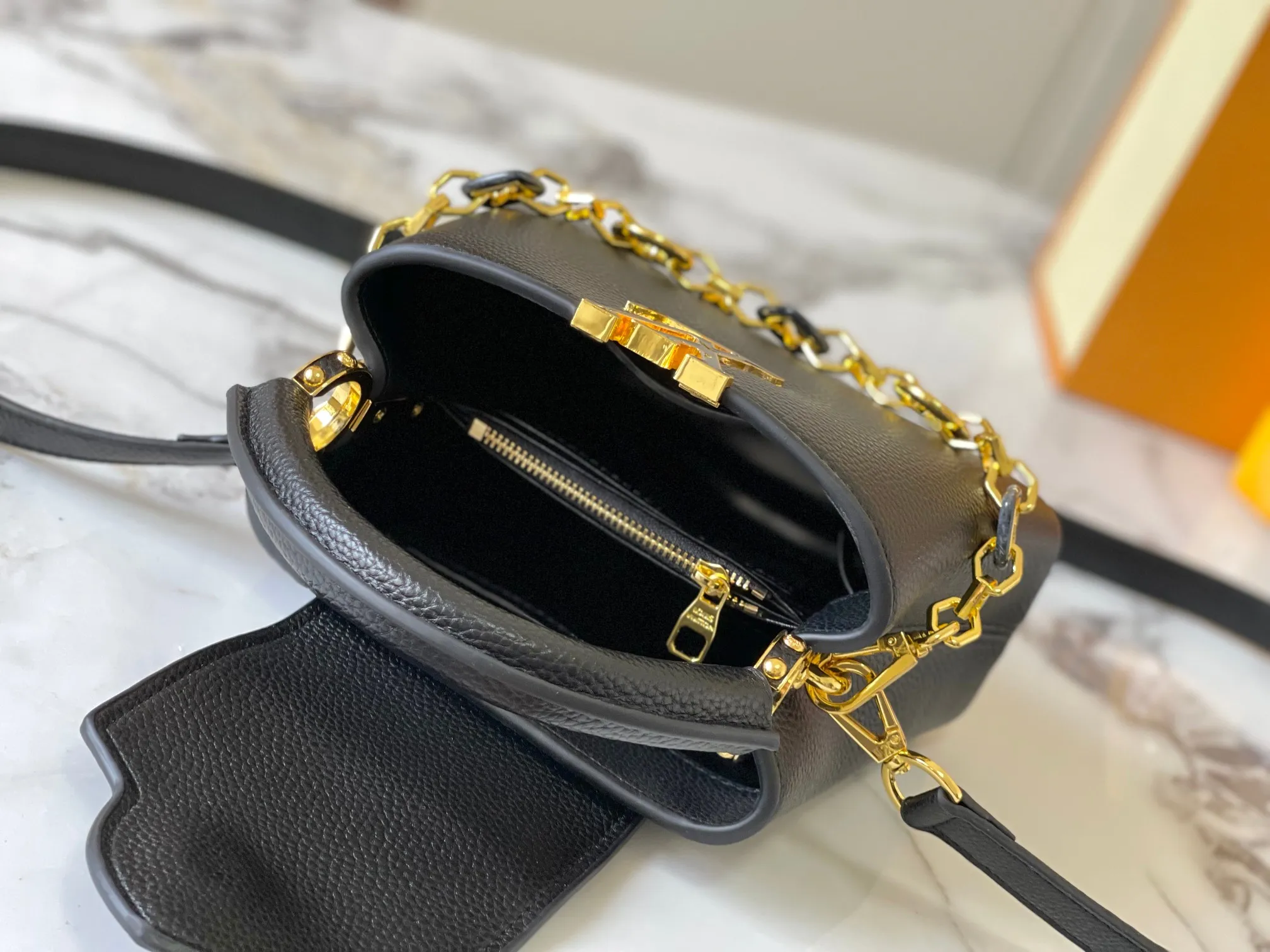 p460 [Guangzhou top quality original] M14970 black Capucines mini series is named after the Paris street where Louis Vuitton first opened its store in 1854. This time it is added to the Harmony series through a mini version design. Taurillon cow leather creates a classic structure, and the decorative chain gives the Monogram floral jewelry texture. There is plenty of space to store daily necessities such as short wallets, keys, and lipstick. Size:21×14×8cm