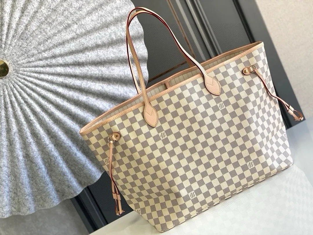 💰800 (large steel nails) top original order N41360NEVERFULL large handbag The legendary Neverfull handbag: always able to meet your various needs for handbags. It has a large capacity but is not bulky. It is stiff and soft to the touch, making it suitable for home and travel. Tighten the side ties and it instantly transforms into a stylish urban handbag. Loosen the straps and it transforms into a chic and practical handbag. The slender leather handle can be carried over the shoulder or between the arms. The model shown here is made of Damier Azur canvas.  39 cm