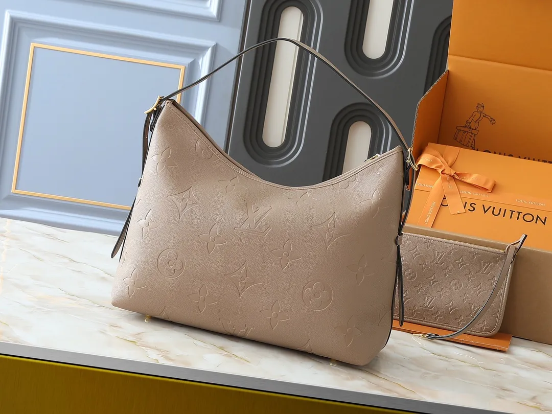 💰240💰Upgraded from the original M46197 M46203 M46289 M46292 Louis Vuitton launches a new CarryAll medium handbag, with Monogram canvas and leather trimming to create a body-fitting design. There's a zipped pocket inside the ample space, and a detachable zipped clutch adds a functional element, with a buckle-adjustable handle. Dimensions: 39.0 x 30.0 x 15.0 cm (length x height x width)