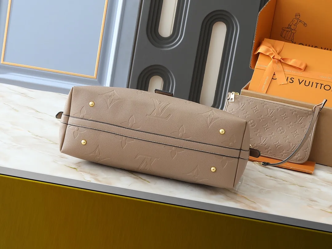 💰240💰Upgraded from the original M46197 M46203 M46289 M46292 Louis Vuitton launches a new CarryAll medium handbag, with Monogram canvas and leather trimming to create a body-fitting design. There's a zipped pocket inside the ample space, and a detachable zipped clutch adds a functional element, with a buckle-adjustable handle. Dimensions: 39.0 x 30.0 x 15.0 cm (length x height x width)