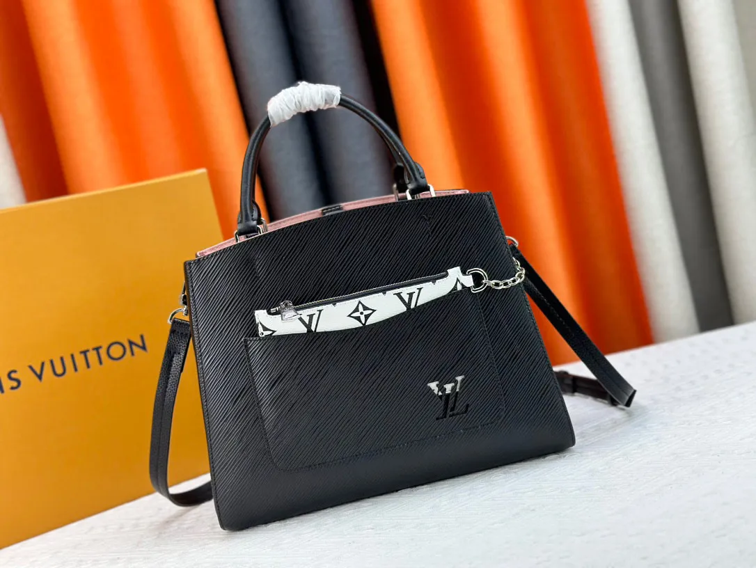 P300 P280 Marelle Tote handbag outlines smooth lines with Epi grain leather, continuing iconic elements such as the detachable Monogram pocket, hollow LV logo and Toron handle. M59952 black small 59954 black large m59953 brown large water ripple double bag Montaigne [handshake] [handshake] provides a flexible choice for urban life. The detachable shoulder strap is hands-free and can be worn cross-body easily. Detailed features Medium size 30 x 21 x 13 cm Small size 25 x 17 x 11 cm