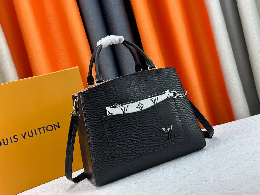 P300 P280 Marelle Tote handbag outlines smooth lines with Epi grain leather, continuing iconic elements such as the detachable Monogram pocket, hollow LV logo and Toron handle. M59952 black small 59954 black large m59953 brown large water ripple double bag Montaigne [handshake] [handshake] provides a flexible choice for urban life. The detachable shoulder strap is hands-free and can be worn cross-body easily. Detailed features Medium size 30 x 21 x 13 cm Small size 25 x 17 x 11 cm