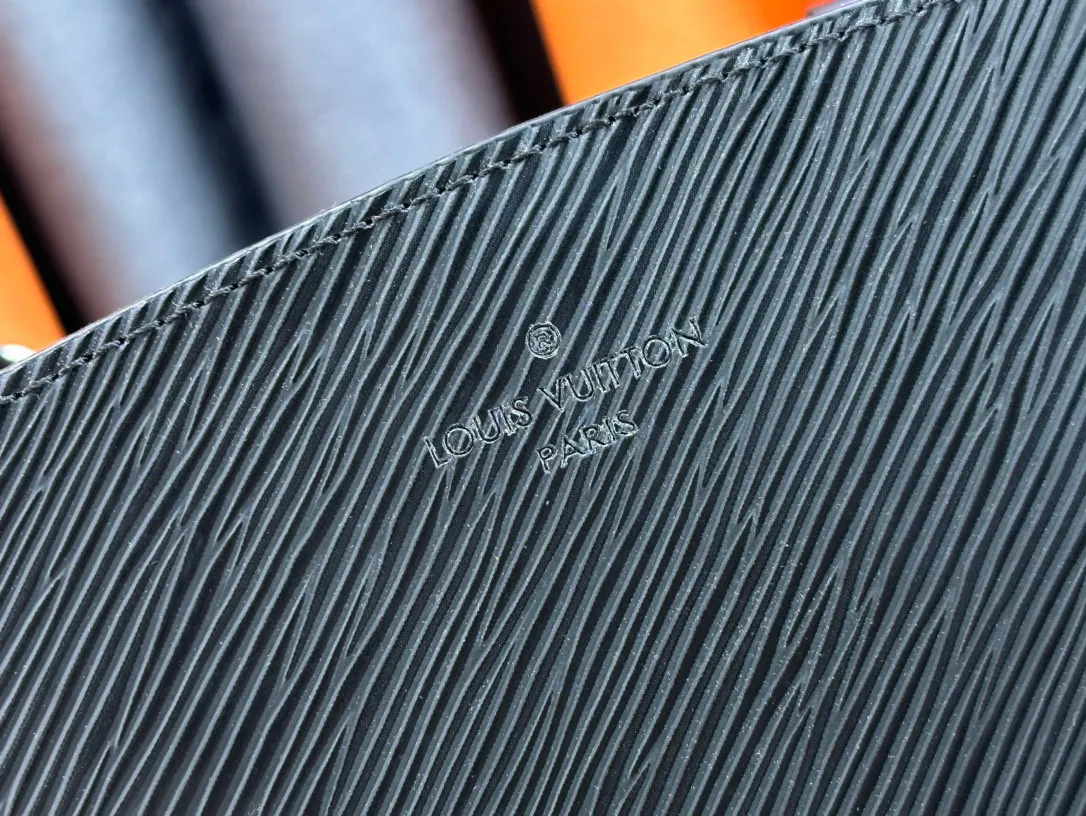 P300 P280 Marelle Tote handbag outlines smooth lines with Epi grain leather, continuing iconic elements such as the detachable Monogram pocket, hollow LV logo and Toron handle. M59952 black small 59954 black large m59953 brown large water ripple double bag Montaigne [handshake] [handshake] provides a flexible choice for urban life. The detachable shoulder strap is hands-free and can be worn cross-body easily. Detailed features Medium size 30 x 21 x 13 cm Small size 25 x 17 x 11 cm