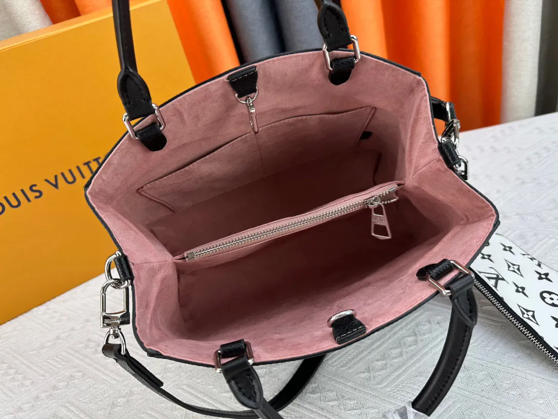 P300 P280 Marelle Tote handbag outlines smooth lines with Epi grain leather, continuing iconic elements such as the detachable Monogram pocket, hollow LV logo and Toron handle. M59952 black small 59954 black large m59953 brown large water ripple double bag Montaigne [handshake] [handshake] provides a flexible choice for urban life. The detachable shoulder strap is hands-free and can be worn cross-body easily. Detailed features Medium size 30 x 21 x 13 cm Small size 25 x 17 x 11 cm