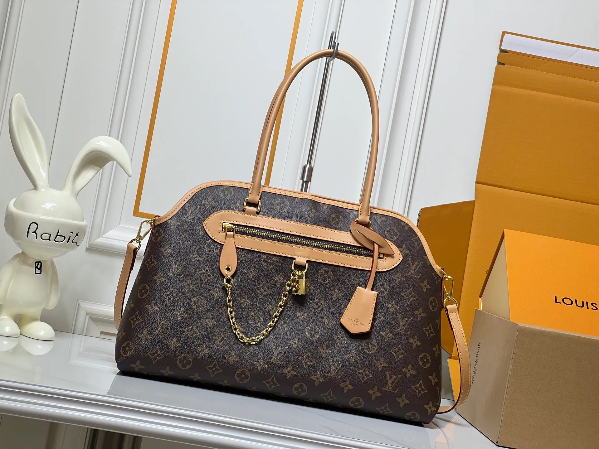 Batch 320💰Large M15208 M25774 This Louis Vuitton Ever More PM handbag is made of classic Monogram canvas, with light-colored cowhide trim, decorated with a metal chain and padlock design, and has both hand and shoulder functions. It is the brand's modern interpretation of retro bags, integrating classic elements and contemporary design, showing an elegant retro style in the 2025 retro trend. It is suitable for daily commuting, leisure and other occasions. It is a fashionable and practical item. Large size: 35x22x15cm. Small size: 28x18x12cm