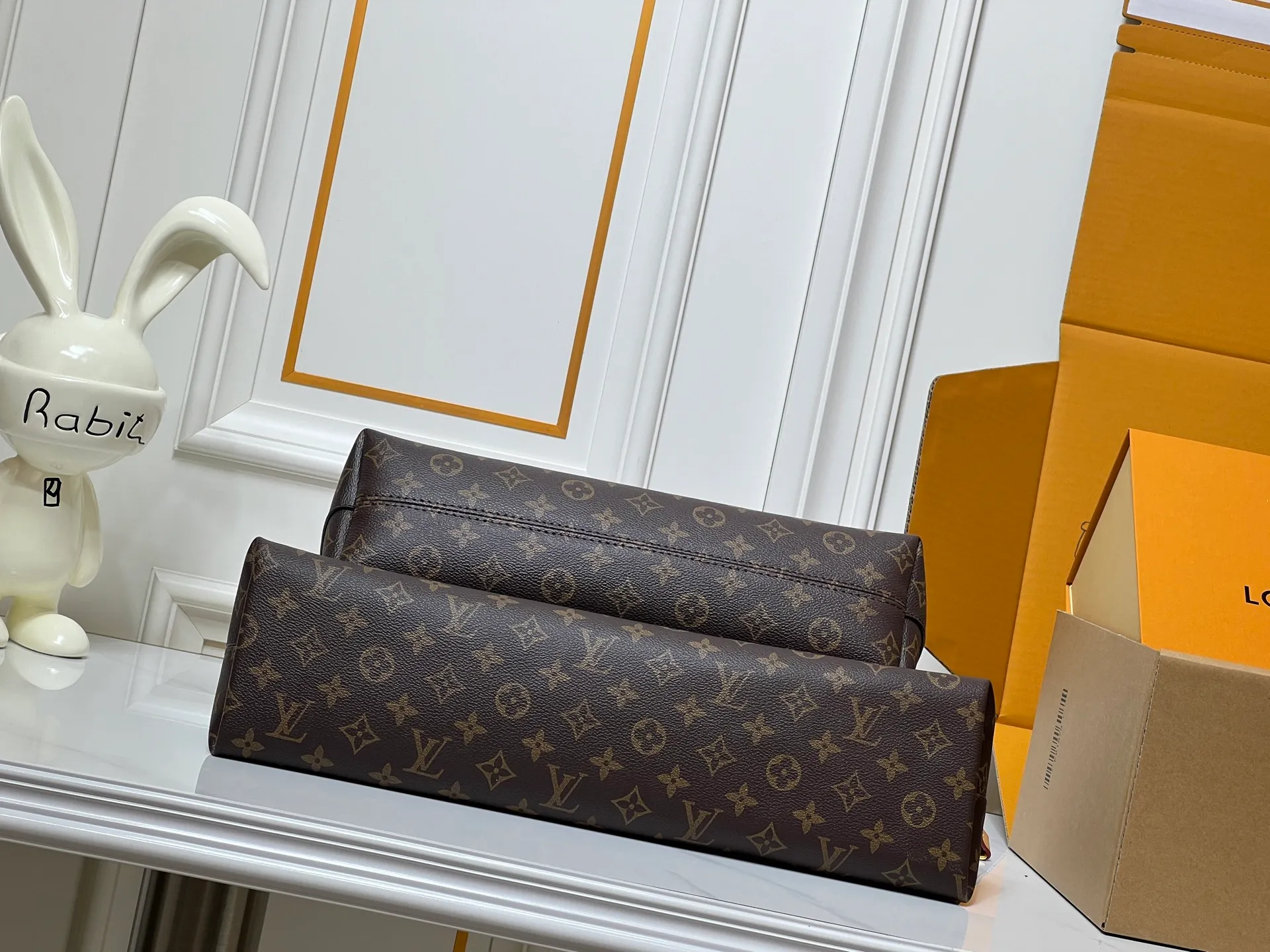 Batch 320💰Large M15208 M25774 This Louis Vuitton Ever More PM handbag is made of classic Monogram canvas, with light-colored cowhide trim, decorated with a metal chain and padlock design, and has both hand and shoulder functions. It is the brand's modern interpretation of retro bags, integrating classic elements and contemporary design, showing an elegant retro style in the 2025 retro trend. It is suitable for daily commuting, leisure and other occasions. It is a fashionable and practical item. Large size: 35x22x15cm. Small size: 28x18x12cm