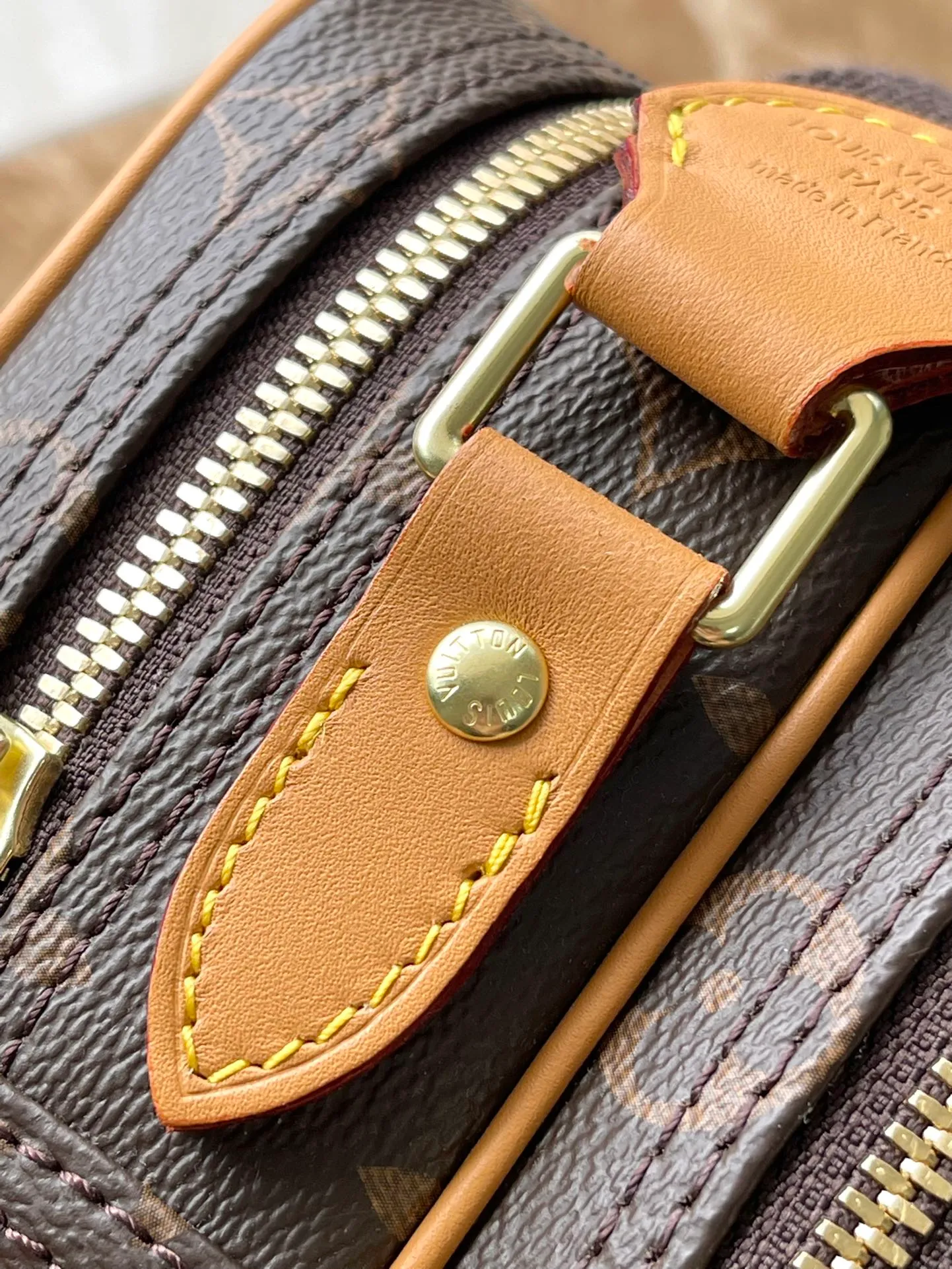 💰1040 Top Original M45254 Yellow Leather REPORTER Small Crossbody Bag Inspired by the photographer's bag, this is the smallest handbag in the Reporter series. It has a unique internal partition design, is flexible and practical, and has two patch pockets. The length of the canvas shoulder strap can be adjusted, making it smart and comfortable to carry. 28x21x11cm