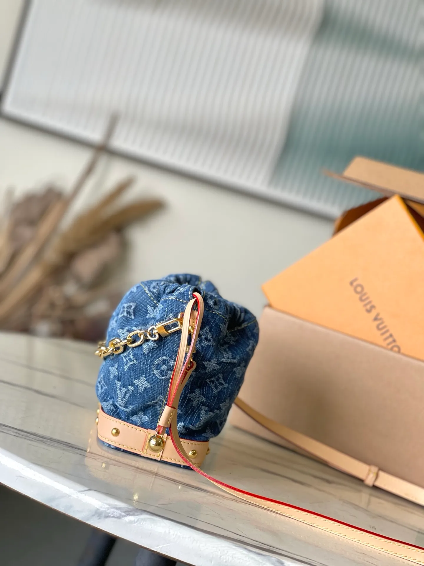 💰900 Top Original M83043 This NanoNoe backpack is made of cotton with trendy denim tones, and the classic Monogram pattern is laid out on it, which contrasts with the leather trim and dazzling chain. The LV inscription decoration on the drawstring opening and closing reveals a fun style and pays tribute to the brand's long heritage. Dimensions: 20.5 × 17.5 × 8.8 cm