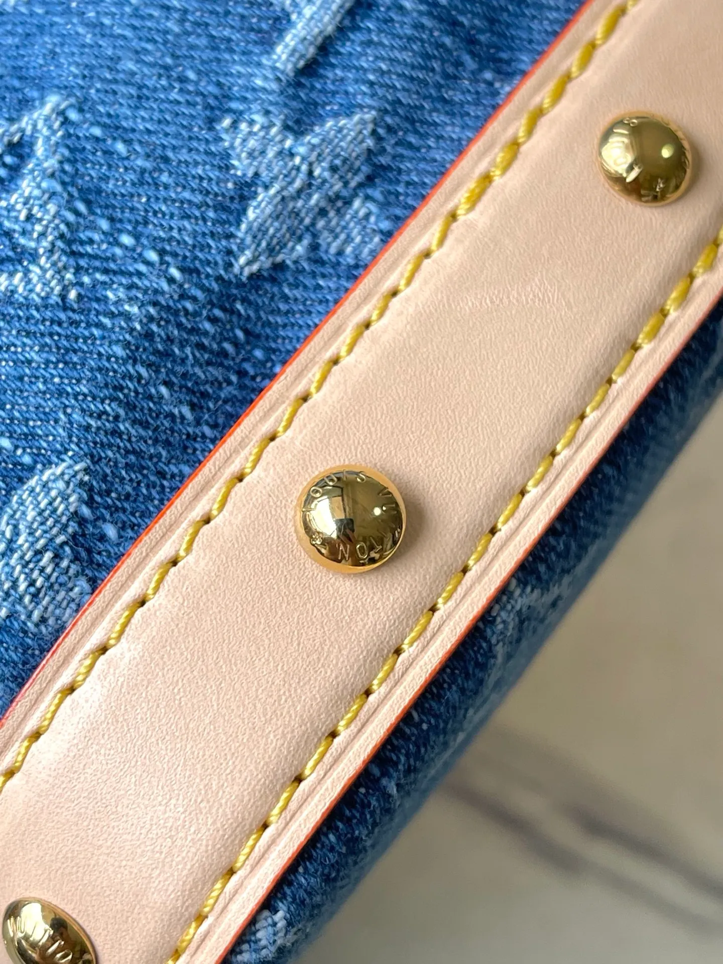 💰900 Top Original M83043 This NanoNoe backpack is made of cotton with trendy denim tones, and the classic Monogram pattern is laid out on it, which contrasts with the leather trim and dazzling chain. The LV inscription decoration on the drawstring opening and closing reveals a fun style and pays tribute to the brand's long heritage. Dimensions: 20.5 × 17.5 × 8.8 cm