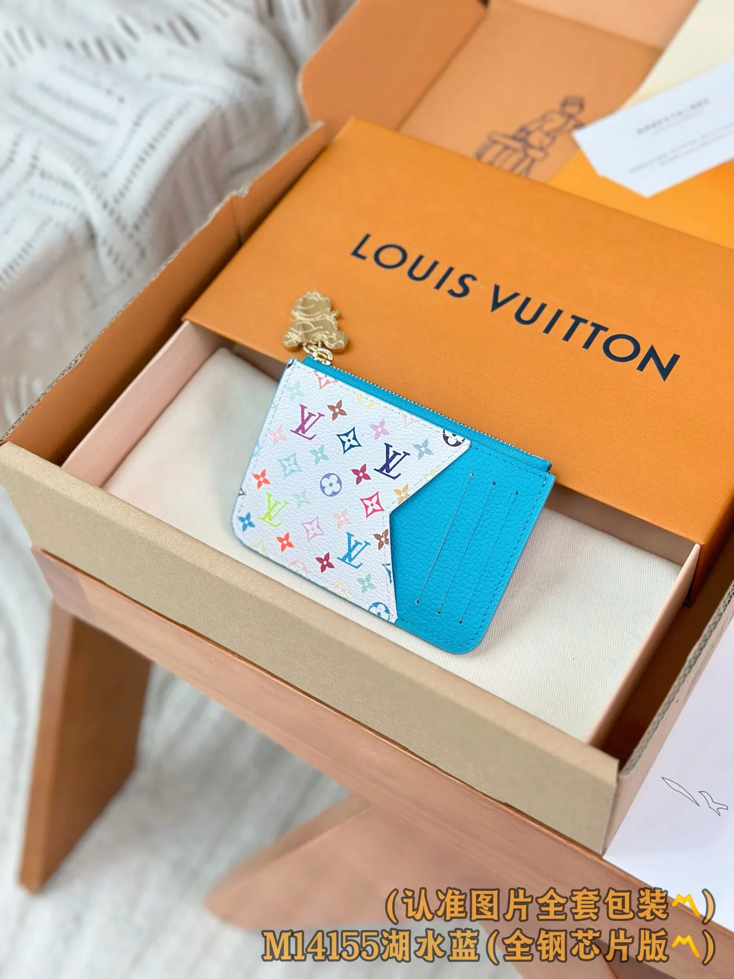 💰600【Genuine Grade】【Special Grade MB High Elastic Fabric】M14155 Lake Blue (〽️A-Grade Full Steel Version〽️) Personalized Customization! Transcoding chip, LV x TM Romy business card holder, this Romy business card holder from the Louis Vuitton x Murakami cross-border collaboration series is functional and full of fun, and is designed in a new color palette of the Japanese artist's famous rainbow color scheme. The business card holder is discreetly embellished with the brand's logo in Monogram Empreinte leather, while the colorful Monogram coated canvas highlights the patch pockets with eye-catching details. The coin compartment of the business card holder is designed with a gold zipper and is decorated with a panda-shaped zipper puller, adding a unique embellishment this season.  12 x 8 x 0.8 cm (length x height x width).