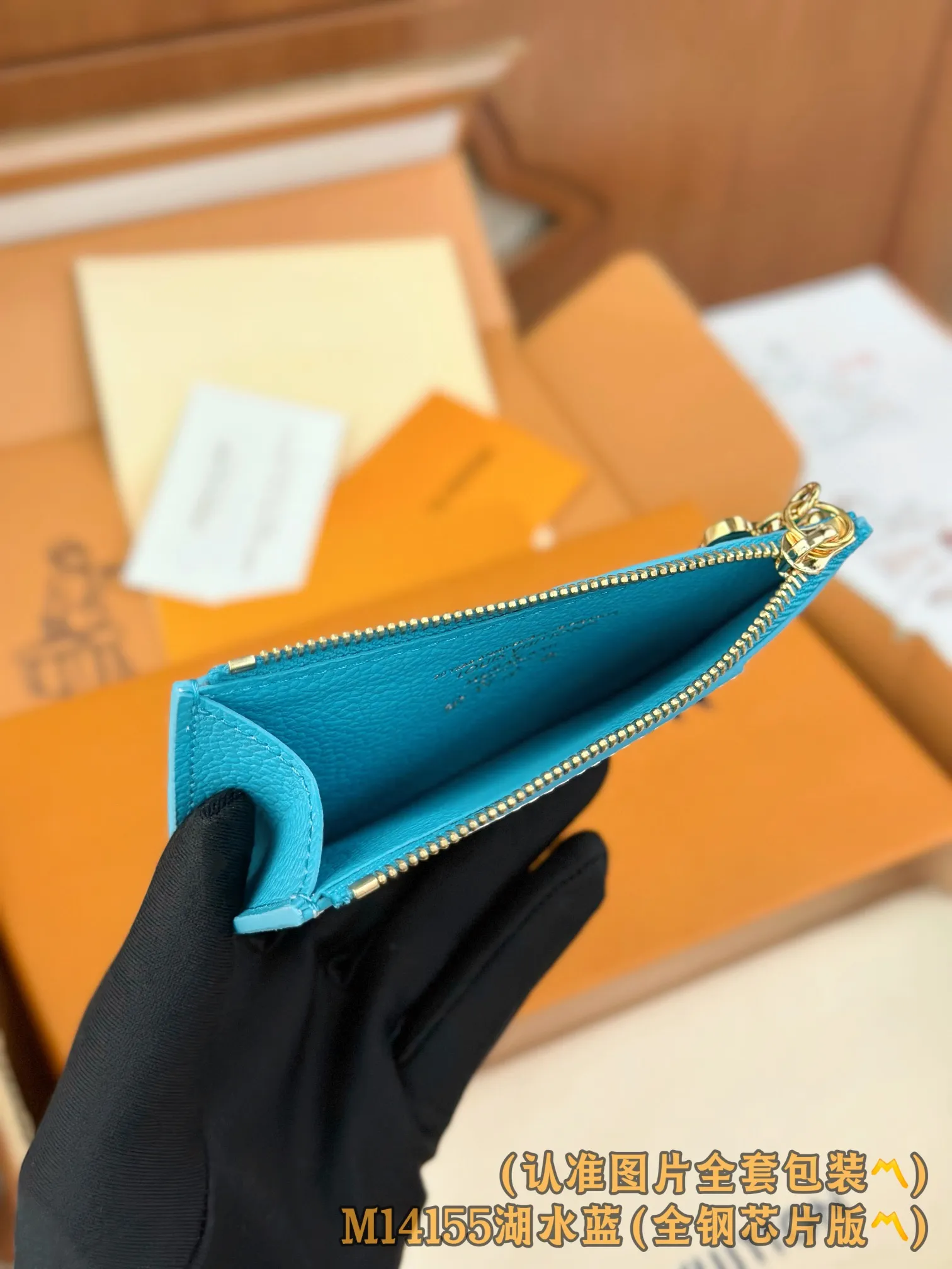 💰600【Genuine Grade】【Special Grade MB High Elastic Fabric】M14155 Lake Blue (〽️A-Grade Full Steel Version〽️) Personalized Customization! Transcoding chip, LV x TM Romy business card holder, this Romy business card holder from the Louis Vuitton x Murakami cross-border collaboration series is functional and full of fun, and is designed in a new color palette of the Japanese artist's famous rainbow color scheme. The business card holder is discreetly embellished with the brand's logo in Monogram Empreinte leather, while the colorful Monogram coated canvas highlights the patch pockets with eye-catching details. The coin compartment of the business card holder is designed with a gold zipper and is decorated with a panda-shaped zipper puller, adding a unique embellishment this season.  12 x 8 x 0.8 cm (length x height x width).