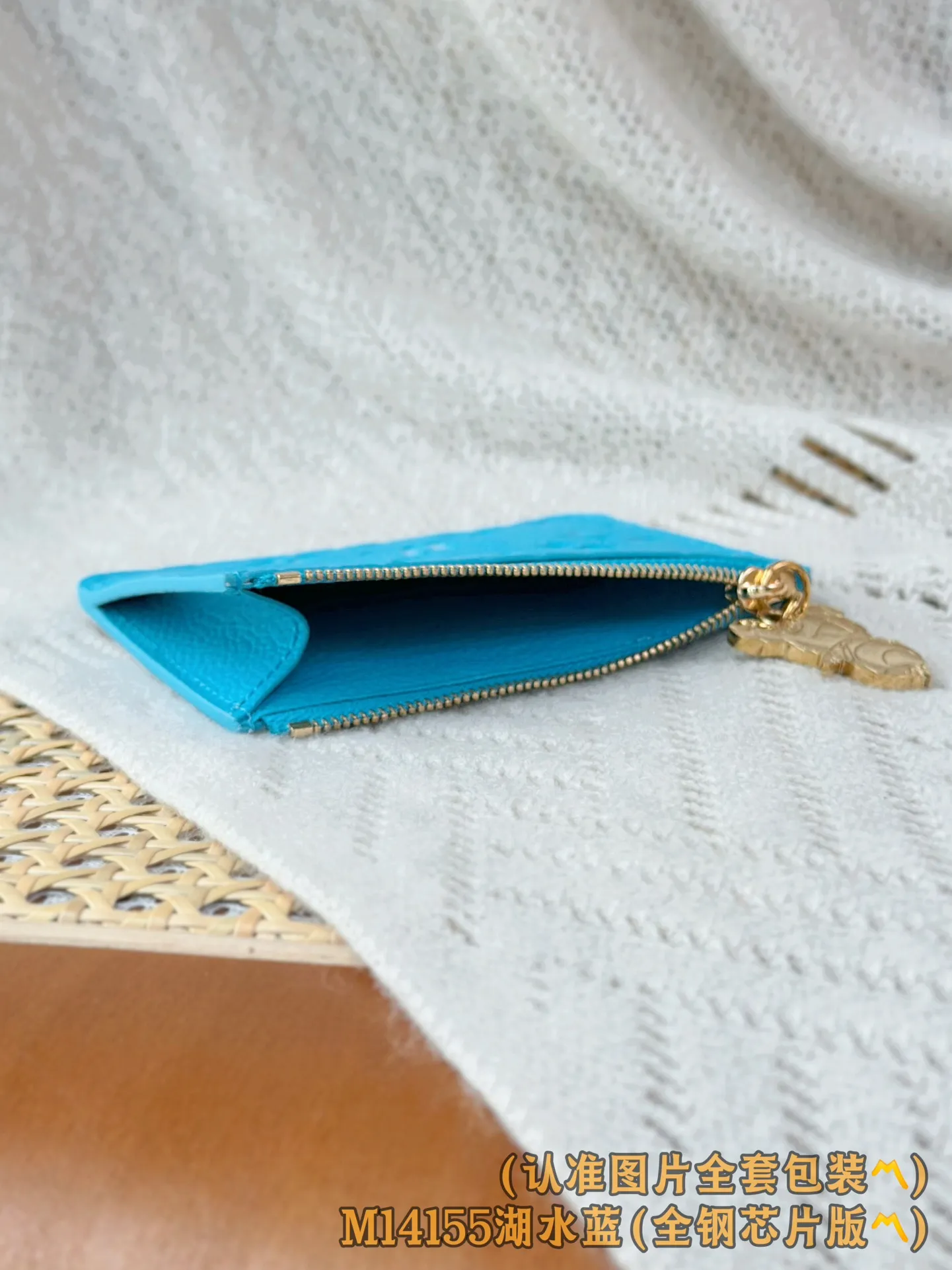 💰600【Genuine Grade】【Special Grade MB High Elastic Fabric】M14155 Lake Blue (〽️A-Grade Full Steel Version〽️) Personalized Customization! Transcoding chip, LV x TM Romy business card holder, this Romy business card holder from the Louis Vuitton x Murakami cross-border collaboration series is functional and full of fun, and is designed in a new color palette of the Japanese artist's famous rainbow color scheme. The business card holder is discreetly embellished with the brand's logo in Monogram Empreinte leather, while the colorful Monogram coated canvas highlights the patch pockets with eye-catching details. The coin compartment of the business card holder is designed with a gold zipper and is decorated with a panda-shaped zipper puller, adding a unique embellishment this season.  12 x 8 x 0.8 cm (length x height x width).
