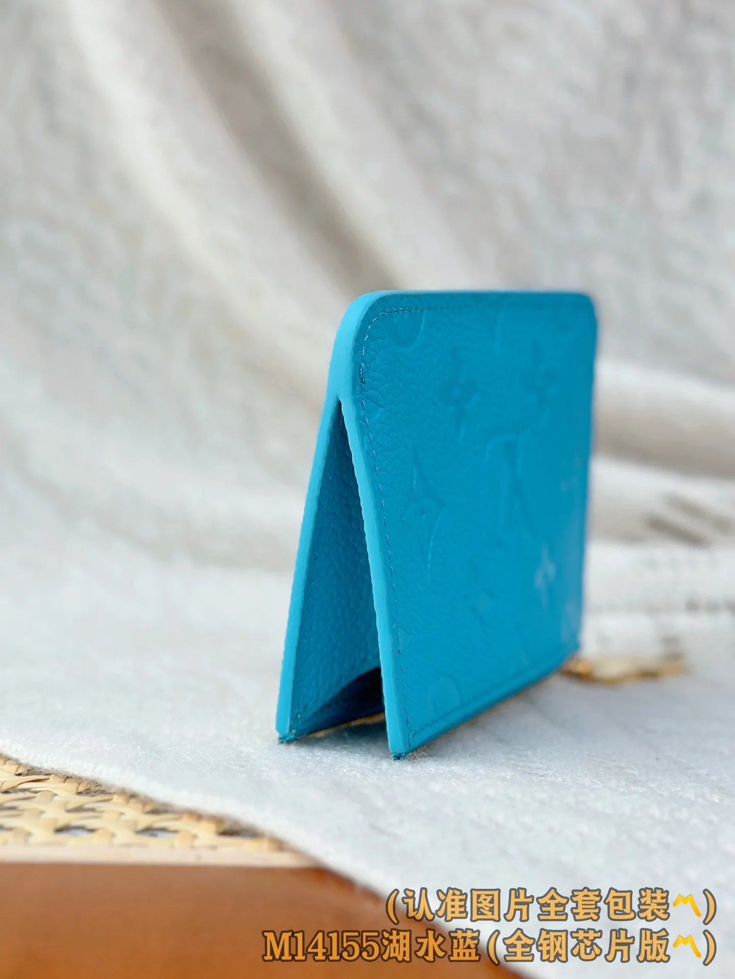 💰600【Genuine Grade】【Special Grade MB High Elastic Fabric】M14155 Lake Blue (〽️A-Grade Full Steel Version〽️) Personalized Customization! Transcoding chip, LV x TM Romy business card holder, this Romy business card holder from the Louis Vuitton x Murakami cross-border collaboration series is functional and full of fun, and is designed in a new color palette of the Japanese artist's famous rainbow color scheme. The business card holder is discreetly embellished with the brand's logo in Monogram Empreinte leather, while the colorful Monogram coated canvas highlights the patch pockets with eye-catching details. The coin compartment of the business card holder is designed with a gold zipper and is decorated with a panda-shaped zipper puller, adding a unique embellishment this season.  12 x 8 x 0.8 cm (length x height x width).