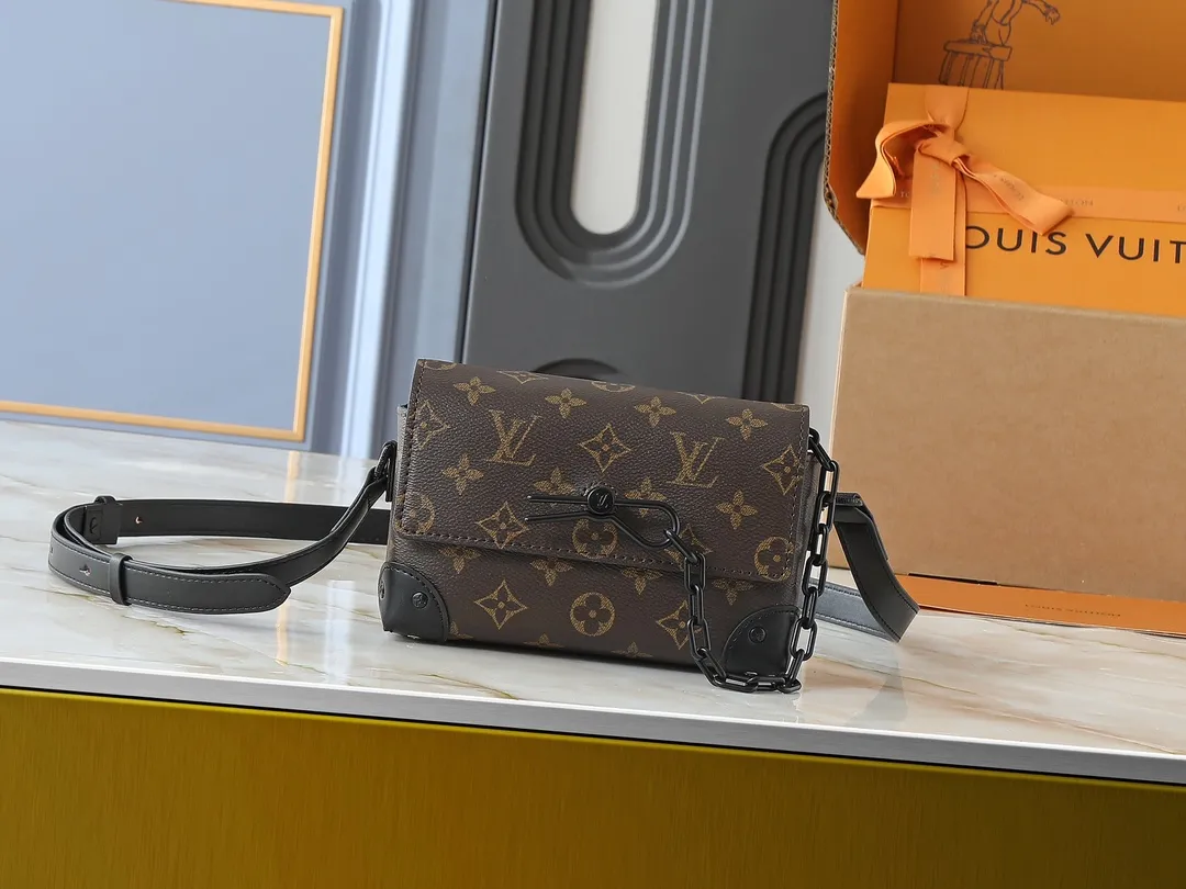 💰240💰Upgraded from the original M81746 M82917 M82916 M82918 M83613 M40674 This Steamer mini handbag is made of bright Taurillon leather and tells the inspiration of the brand's traditional Steamer hard case. A signature pin and chain add a classic touch, while an interior zip pocket and magnetic closure ensure secure storage. Dimensions: 18.0 x 11.0 x 6.5 cm (length x height x width)