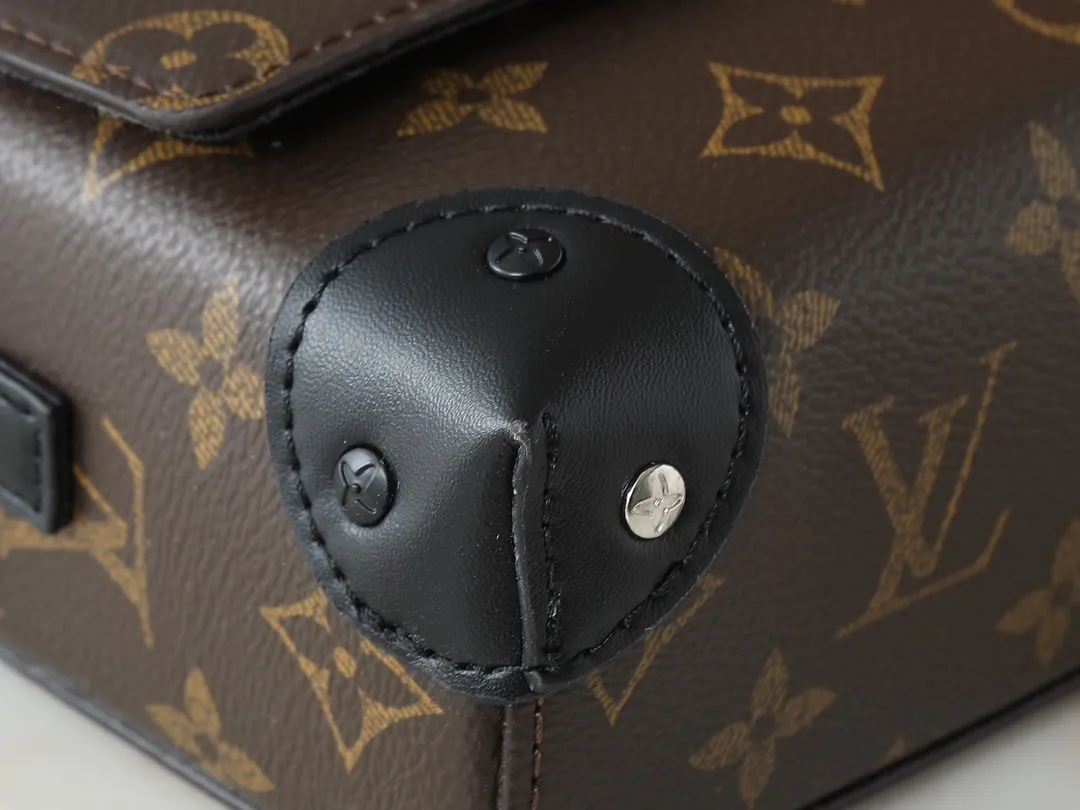 💰240💰Upgraded from the original M81746 M82917 M82916 M82918 M83613 M40674 This Steamer mini handbag is made of bright Taurillon leather and tells the inspiration of the brand's traditional Steamer hard case. A signature pin and chain add a classic touch, while an interior zip pocket and magnetic closure ensure secure storage. Dimensions: 18.0 x 11.0 x 6.5 cm (length x height x width)