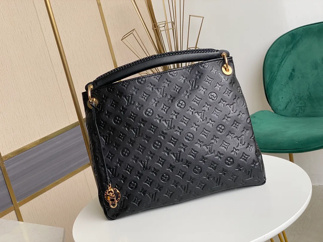 💰1140 (top-grain leather) top original order M43237 blue M41066 black medium-sized portable shopping bag Spacious, exquisite and fashionable, this medium-sized Artsy handbag is a classic. Made of luxurious Monogram Empreinte embossed leather, the beautiful handle and gorgeous golden brass hardware add to the high-end quality. Size: 42*18*30 cm