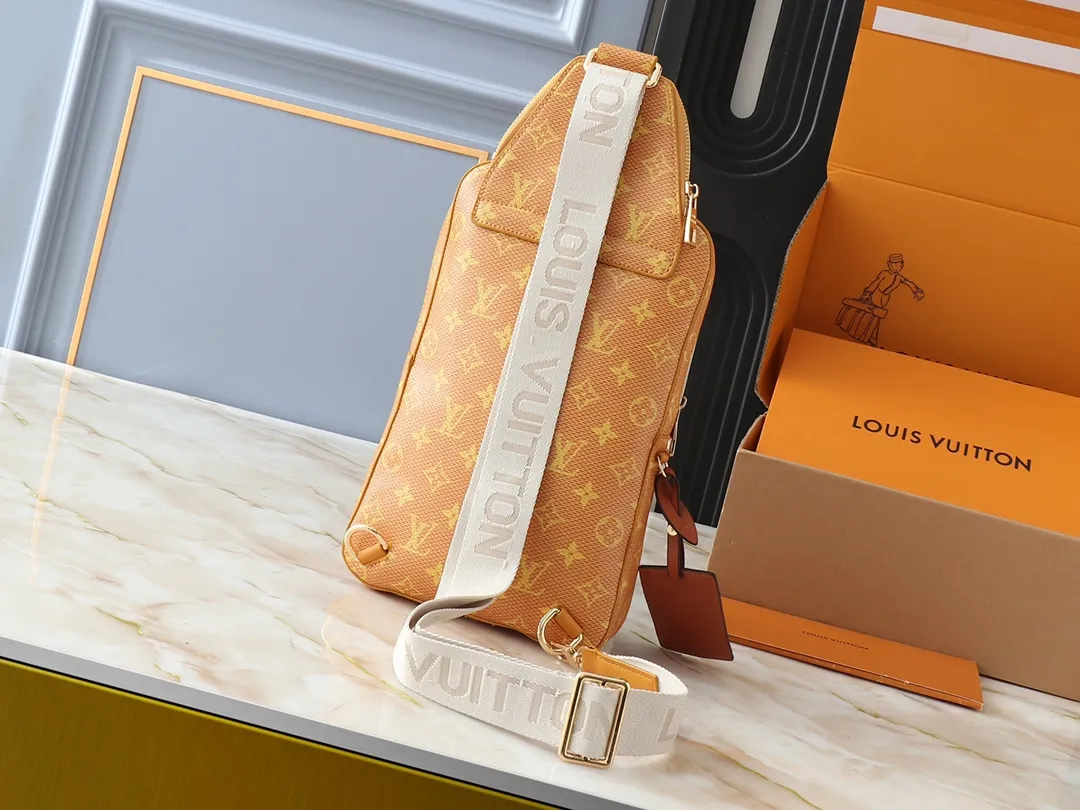 💰240💰Upgraded from the original M12869. This AVENUE shoulder bag. The Avenue shoulder bag made of Damier Graphite canvas is the perfect companion for urban life: small and fashionable, showing a casual and uninhibited attitude. "Smart" shoulder strap design, suitable for carrying on the left or right shoulder. Styling design to improve carrying comfort; double zipper opening and closing design to ensure safe placement of valuables Dimensions 20 x 31 x 10cm
