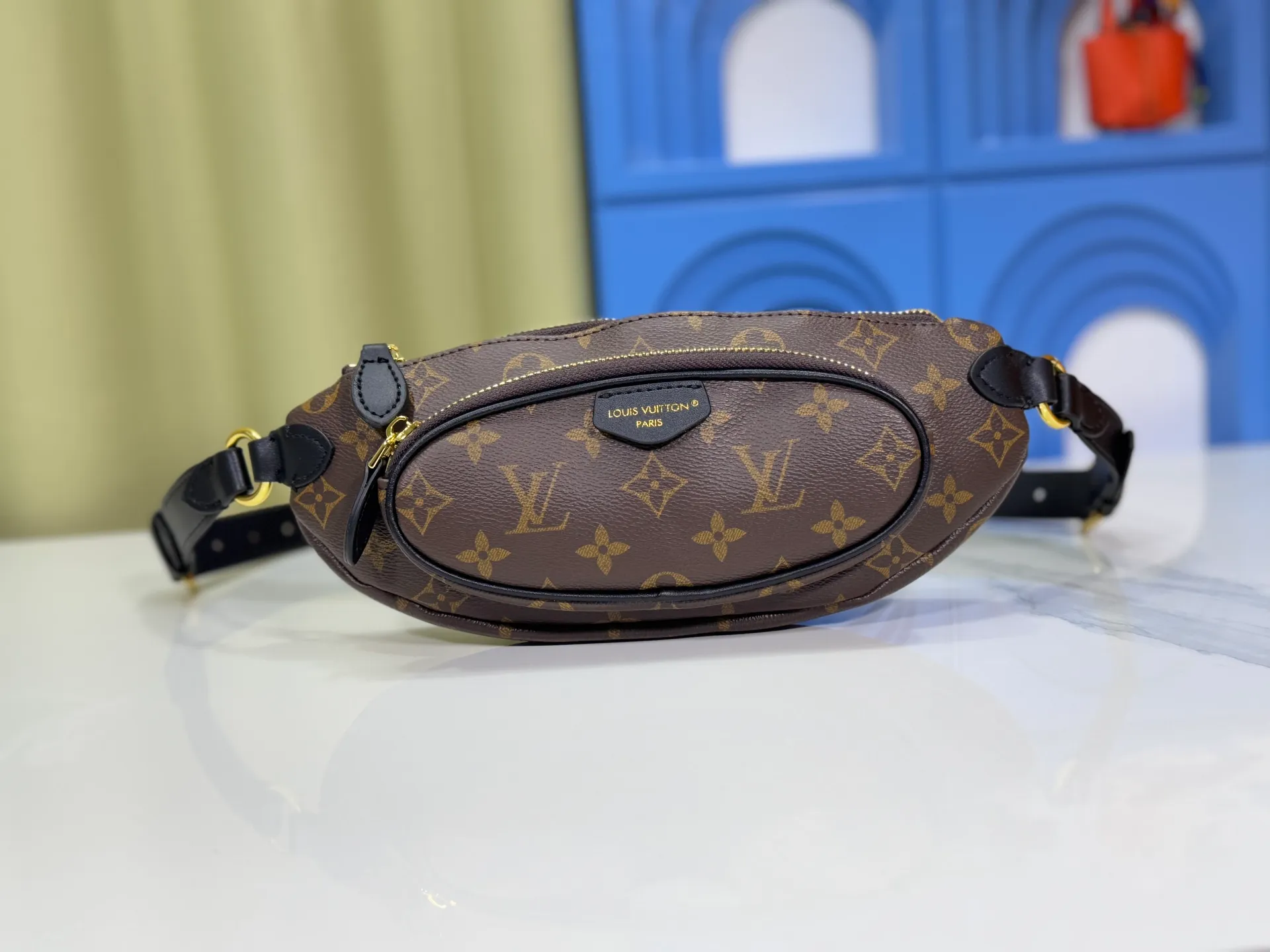 P220 upgraded original M14806 M00230 combines classic elements with new styles - checkerboard elements appear on dish-shaped waist bags and small square hand bags, which are both recognizable and fresh. Size 28-13-3