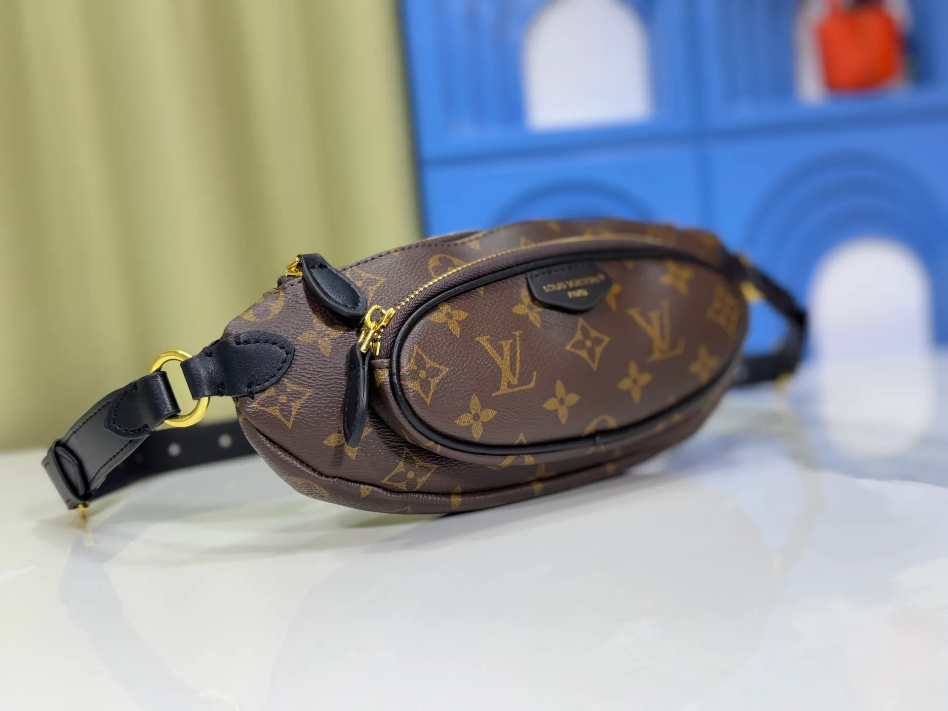 P220 upgraded original M14806 M00230 combines classic elements with new styles - checkerboard elements appear on dish-shaped waist bags and small square hand bags, which are both recognizable and fresh. Size 28-13-3