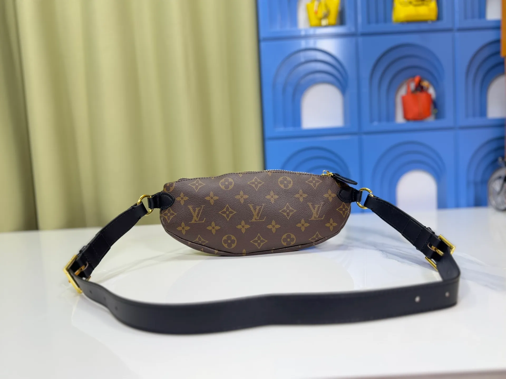 P220 upgraded original M14806 M00230 combines classic elements with new styles - checkerboard elements appear on dish-shaped waist bags and small square hand bags, which are both recognizable and fresh. Size 28-13-3