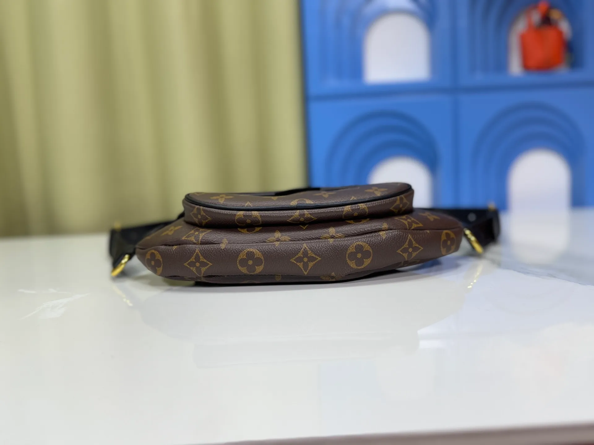 P220 upgraded original M14806 M00230 combines classic elements with new styles - checkerboard elements appear on dish-shaped waist bags and small square hand bags, which are both recognizable and fresh. Size 28-13-3