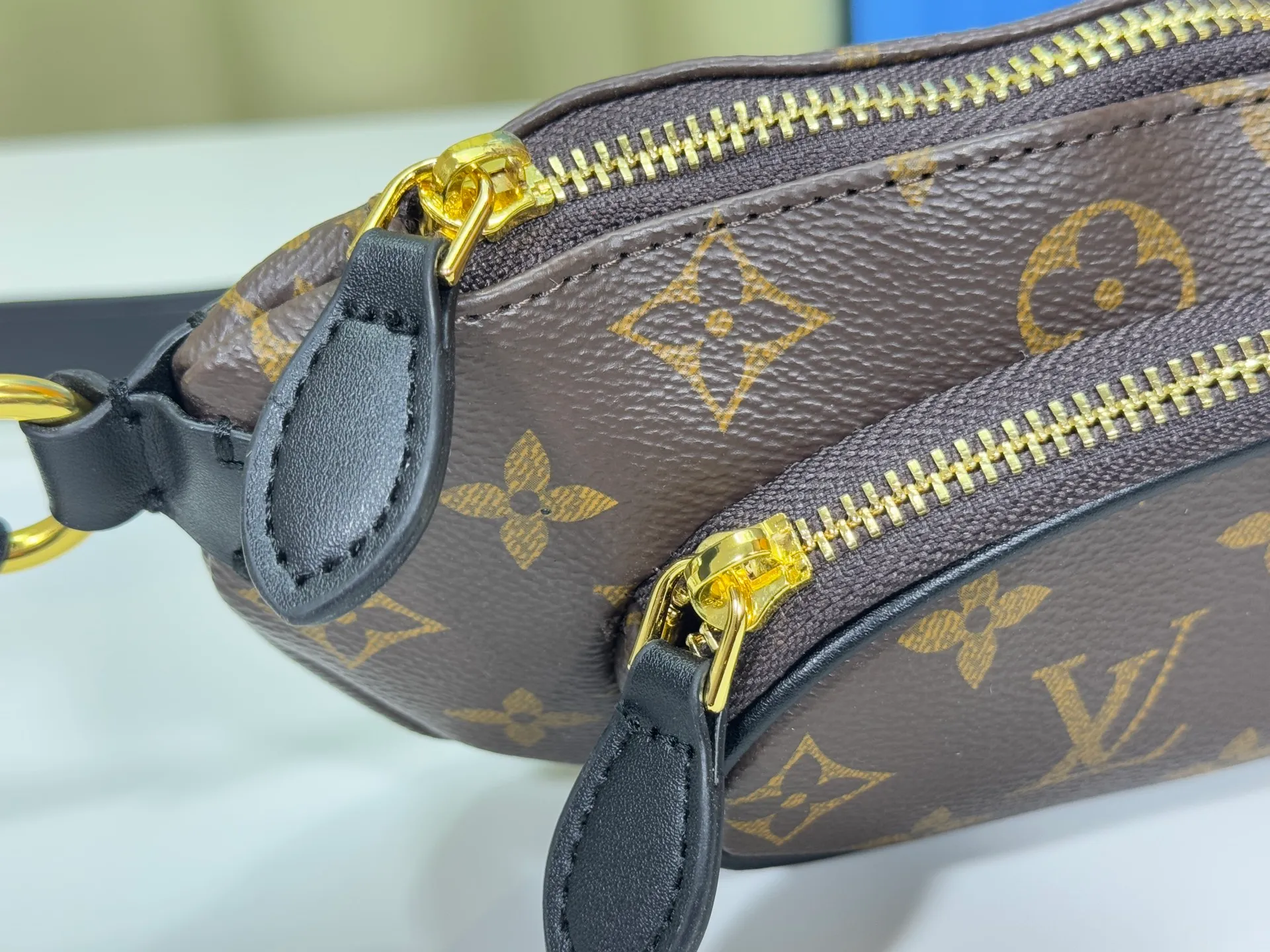 P220 upgraded original M14806 M00230 combines classic elements with new styles - checkerboard elements appear on dish-shaped waist bags and small square hand bags, which are both recognizable and fresh. Size 28-13-3