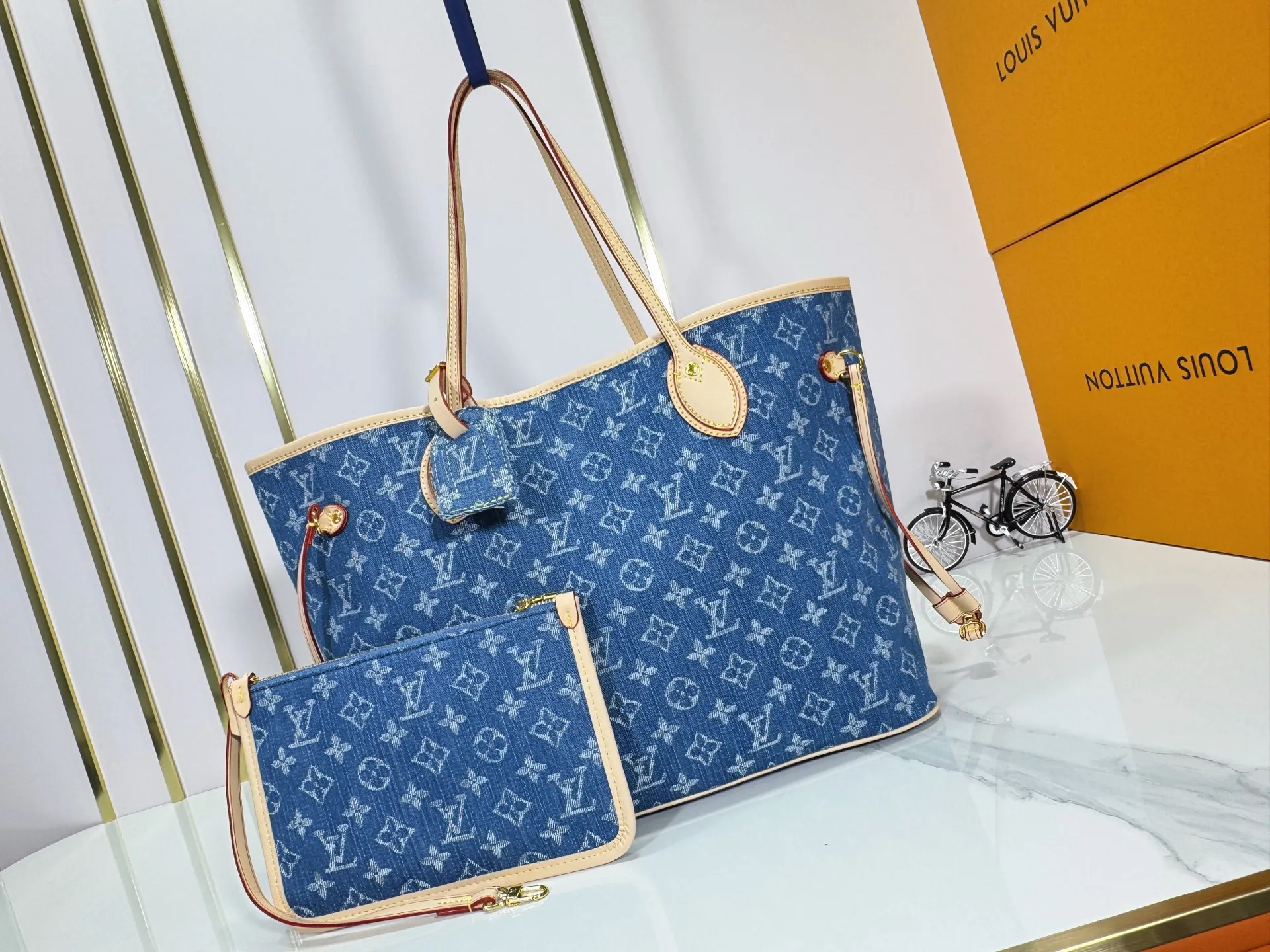 P260 M40995 M13192 Upgraded from the original version, the handbag focuses on Monogram Denim canvas. This material is made through multiple processes. The Monogram pattern is woven with cotton yarn certified by the Global Organic Textile Standard and then bleached. The finished sand-washed finish creates a chic look. The Neverfull medium bag is perfect for everyday use. This perfect handbag is extremely practical, and the laces on the bag can be tightened to make it look more sophisticated, making it a stylish urban handbag. Dimensions: 32x29x17