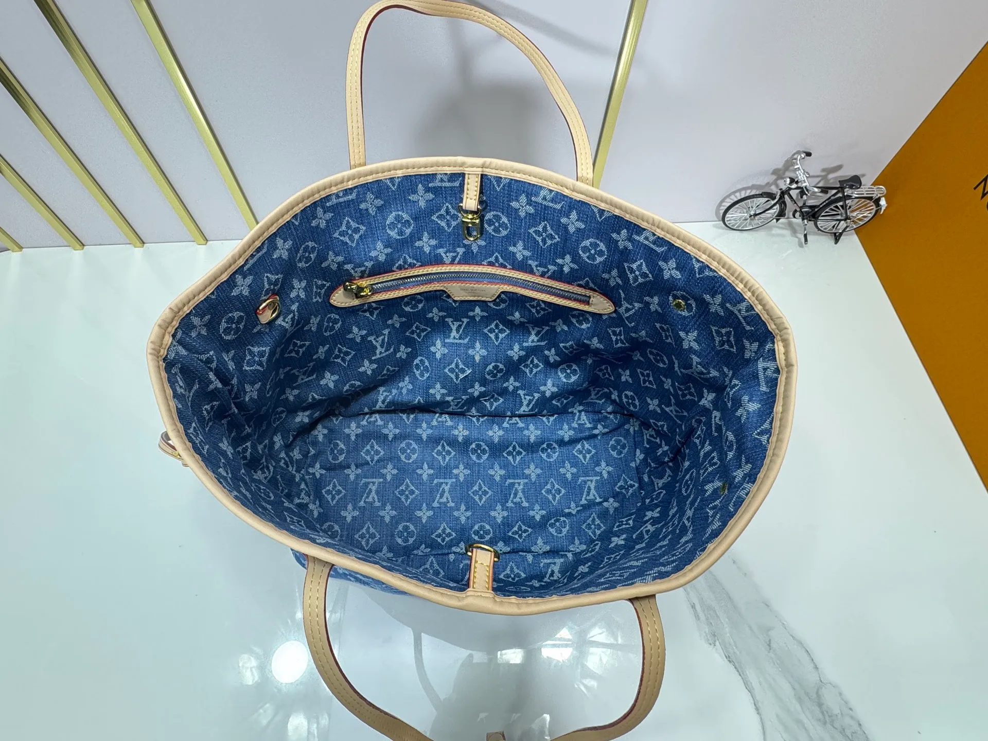 P260 M40995 M13192 Upgraded from the original version, the handbag focuses on Monogram Denim canvas. This material is made through multiple processes. The Monogram pattern is woven with cotton yarn certified by the Global Organic Textile Standard and then bleached. The finished sand-washed finish creates a chic look. The Neverfull medium bag is perfect for everyday use. This perfect handbag is extremely practical, and the laces on the bag can be tightened to make it look more sophisticated, making it a stylish urban handbag. Dimensions: 32x29x17