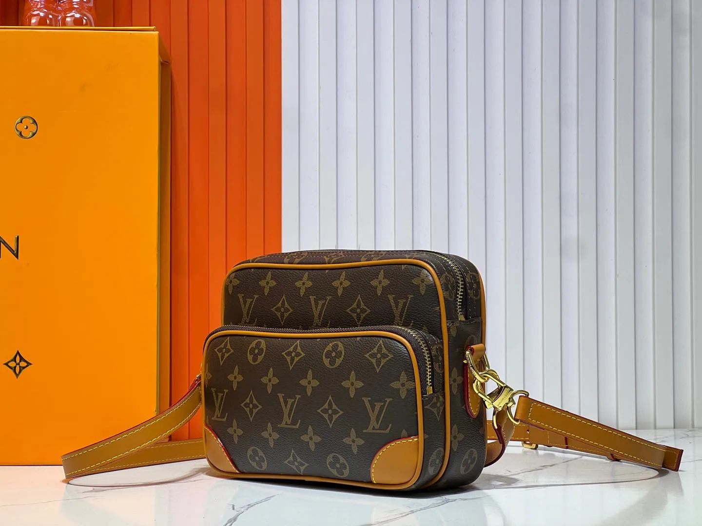 Batch 300💰 M14016 Second-hand series crossbody bag Louis retro crossbody bag, antique! A classic in Monogram canvas! Showing natural elegance. Carry it casually across the body for a more fashionable appeal. This exquisite presbyopic cross-body shoulder bag measures 22x16.5x8.