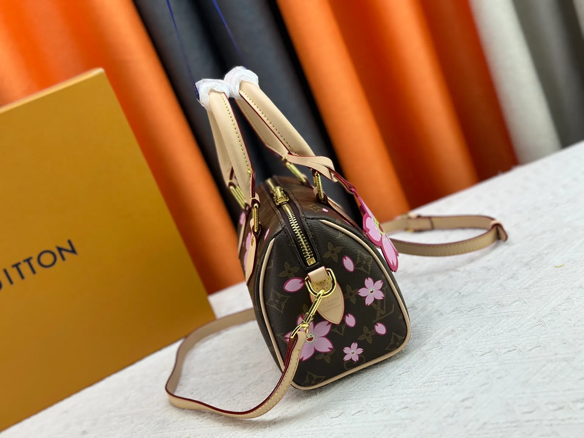 P240 Upgraded original M13805 M13257 M40390 M46234 lv Murakami Takashi co-branded cherry blossom 🌸NANOSPEEDY handbag This Nano Speedy handbag combines Monogram canvas and cow leather trim printing, with 33 colorful colors to interpret white tricolor and black tricolor. It has been launched in twelve pieces and is very popular around the world and is loved by celebrities and celebrities. 20 x 13 x 12 cm