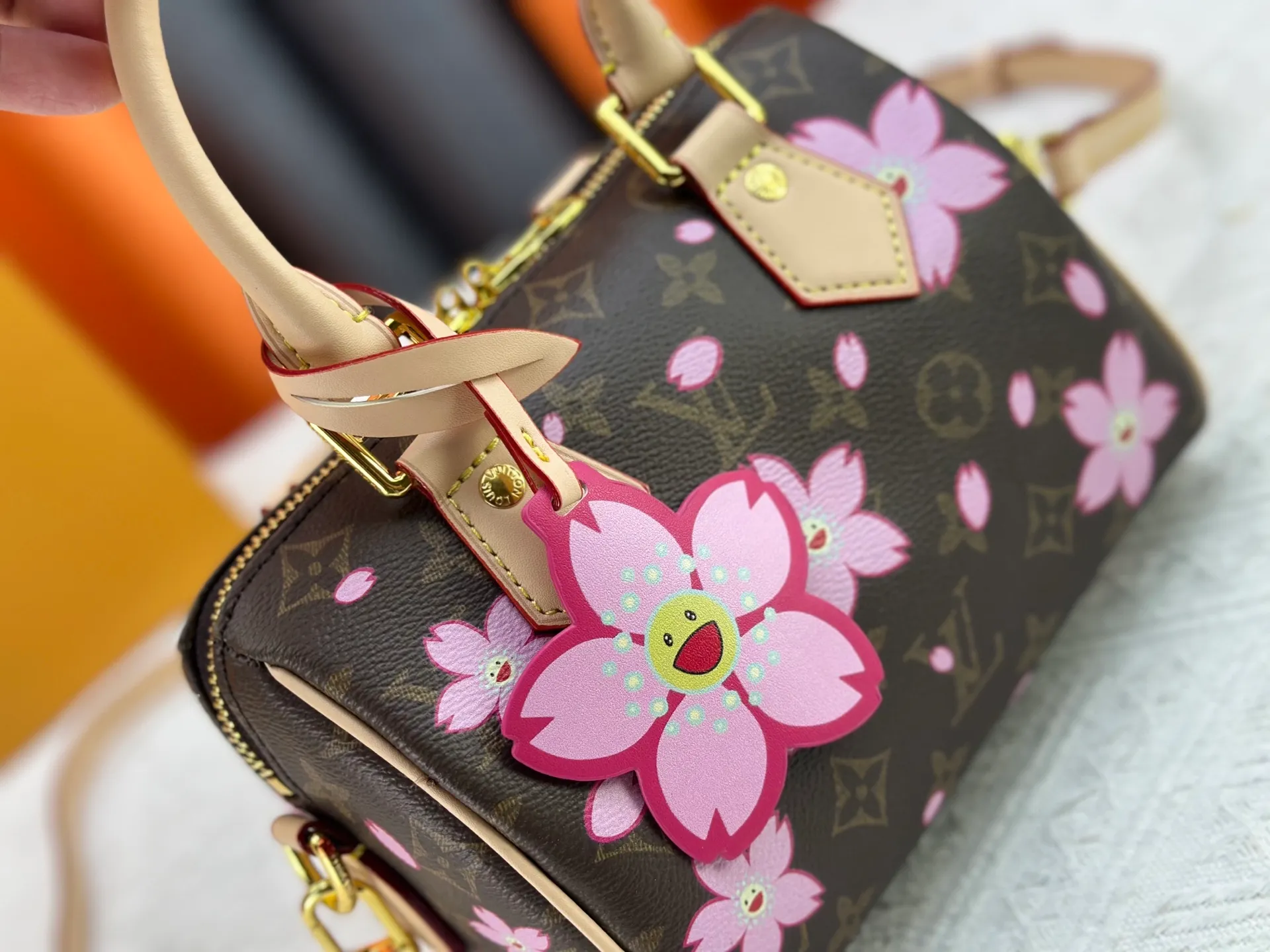 P240 Upgraded original M13805 M13257 M40390 M46234 lv Murakami Takashi co-branded cherry blossom 🌸NANOSPEEDY handbag This Nano Speedy handbag combines Monogram canvas and cow leather trim printing, with 33 colorful colors to interpret white tricolor and black tricolor. It has been launched in twelve pieces and is very popular around the world and is loved by celebrities and celebrities. 20 x 13 x 12 cm