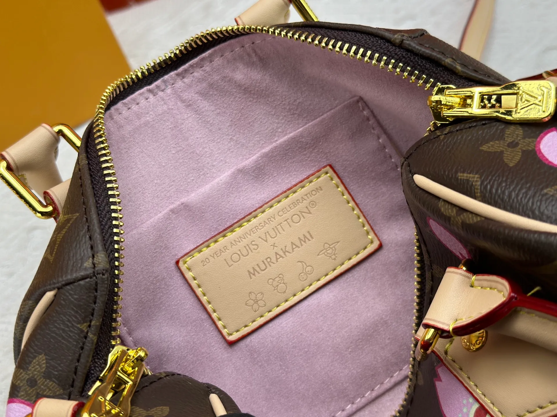 P240 Upgraded original M13805 M13257 M40390 M46234 lv Murakami Takashi co-branded cherry blossom 🌸NANOSPEEDY handbag This Nano Speedy handbag combines Monogram canvas and cow leather trim printing, with 33 colorful colors to interpret white tricolor and black tricolor. It has been launched in twelve pieces and is very popular around the world and is loved by celebrities and celebrities. 20 x 13 x 12 cm