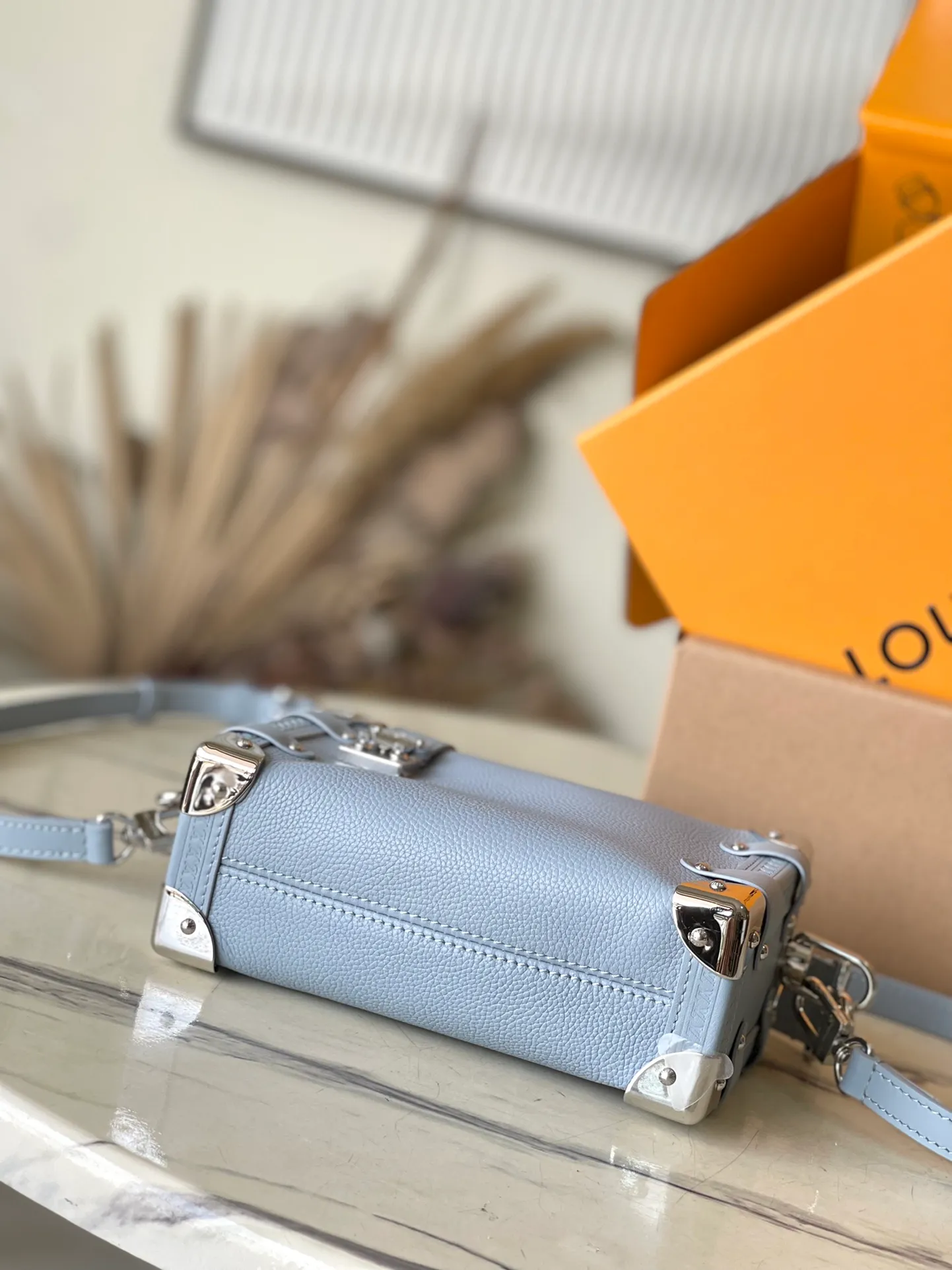 💰1360 (top layer leather) top original order M25067 blue. Support counter inspection. Photos taken of duty-free goods are consistent with the product without unpacking. This product is an exclusive duty-free product in the market and is the highest-end product. Inspection is supported. This product has passed strict inspection and is flawless. Please wear gloves when touching the product. This product is not returnable or exchangeable. Please confirm the product first and then remove the label on the handle. This product is temporarily not open to the public, only regular customers, and is in short supply. Dimensions: 12.5 x 18 x 8 cm