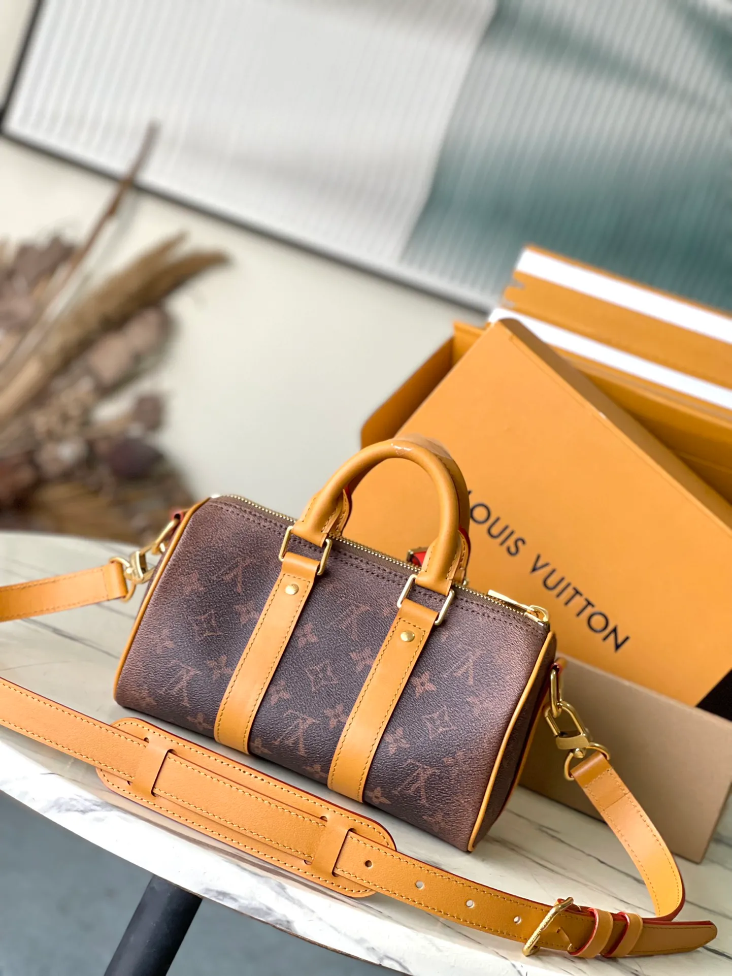 💰1100 Top Original M11542 This Keepall Bandouliere 25 handbag draws western inspiration and uses Pharrell Wiliams’ new Monogram Dust canvas to present a faded effect Monogram pattern. The top handle, detachable shoulder strap and reinforced side straps are all made from distressed cowhide leather and are compactly constructed to hold a cell phone, wallet and other small items. Dimensions: 25 × 15 × 11 cm