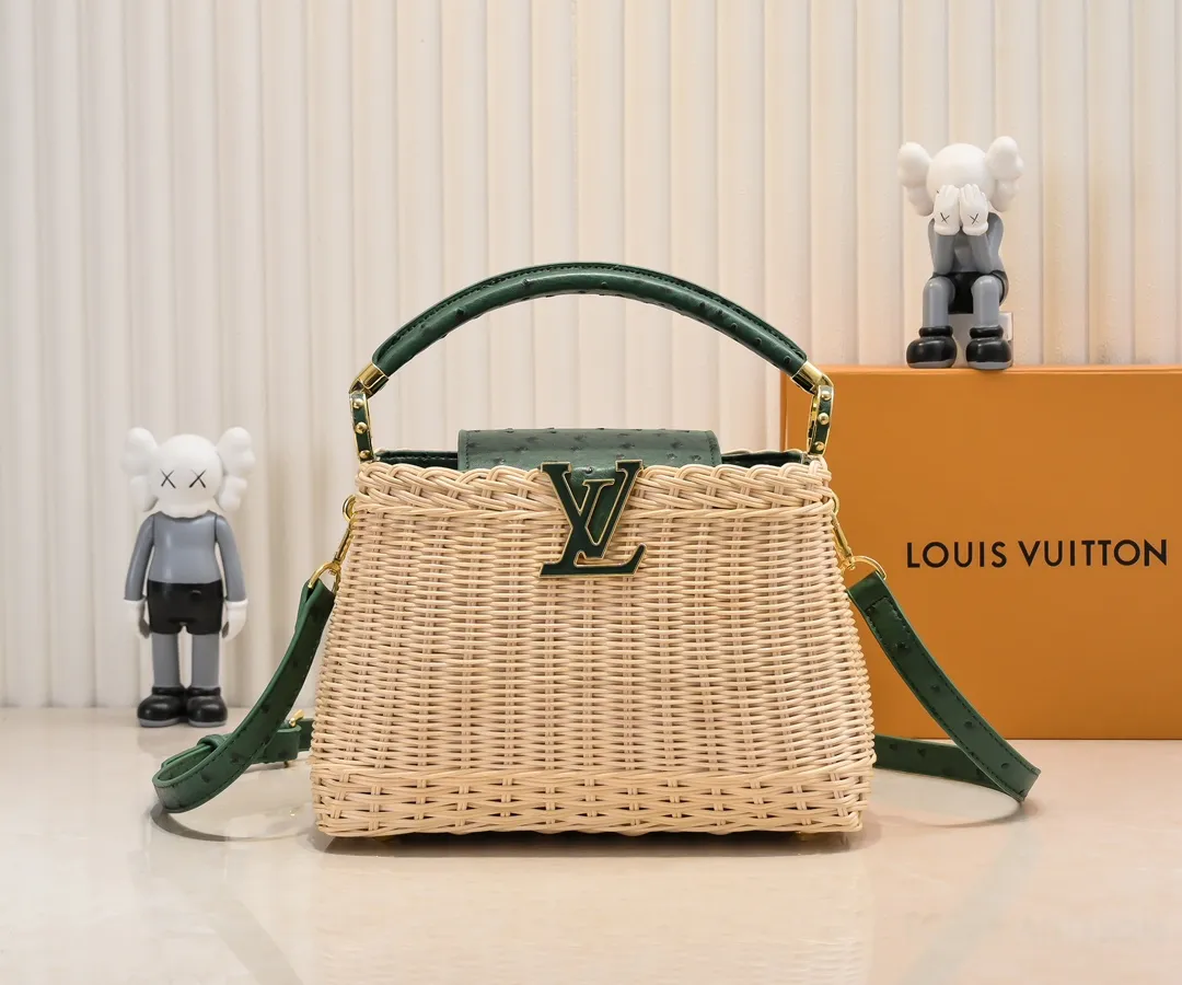 The upgraded version of P680 M11618 ostrich pattern Capucines BB handbag has a unique rattan weaving structure, paying tribute to the Louis Vuitton picnic box design that came out in 1892. The cow leather shapes the top handle and flap, the LV letters reveal a metallic texture, and the detachable and adjustable leather shoulder strap makes it easy to carry on the shoulder. The gift box packaging provided with this product may be reasonably adjusted depending on the stock situation, and may be different from the packaging style displayed on this product page. Please refer to the actual gift box packaging style received for details. Size:27×17.3×9cm