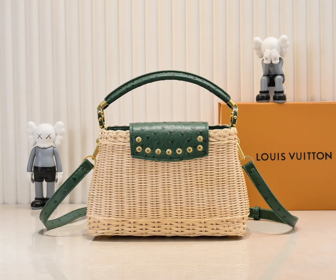 The upgraded version of P680 M11618 ostrich pattern Capucines BB handbag has a unique rattan weaving structure, paying tribute to the Louis Vuitton picnic box design that came out in 1892. The cow leather shapes the top handle and flap, the LV letters reveal a metallic texture, and the detachable and adjustable leather shoulder strap makes it easy to carry on the shoulder. The gift box packaging provided with this product may be reasonably adjusted depending on the stock situation, and may be different from the packaging style displayed on this product page. Please refer to the actual gift box packaging style received for details. Size:27×17.3×9cm