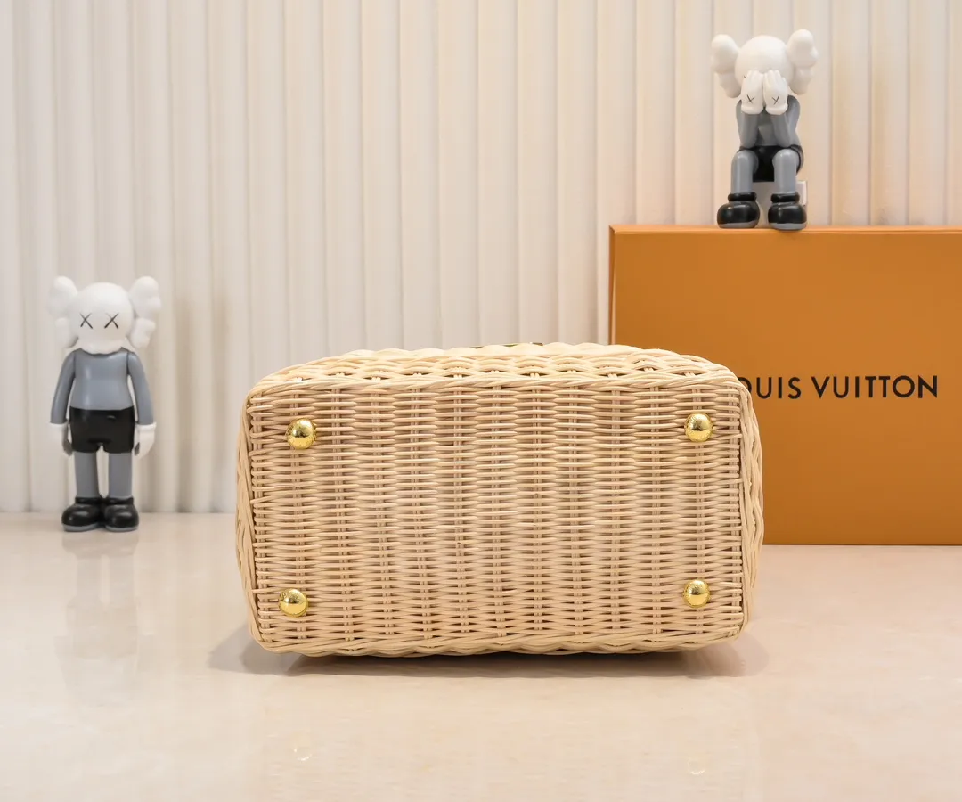 The upgraded version of P680 M11618 ostrich pattern Capucines BB handbag has a unique rattan weaving structure, paying tribute to the Louis Vuitton picnic box design that came out in 1892. The cow leather shapes the top handle and flap, the LV letters reveal a metallic texture, and the detachable and adjustable leather shoulder strap makes it easy to carry on the shoulder. The gift box packaging provided with this product may be reasonably adjusted depending on the stock situation, and may be different from the packaging style displayed on this product page. Please refer to the actual gift box packaging style received for details. Size:27×17.3×9cm