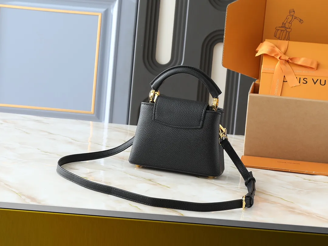 💰380💰Guangzhou goods Upgraded original M12935 M12936 M12937 M12938 This Capucines mini handbag is from the Capucines Chain On You series. It is made of soft Taurillon cow leather and has ample space to store daily necessities such as short wallets, keys, and lipstick. The jewelry-style double-plated chain features Monogram floral details that complement the rounded LV letters, and the flap can be tucked in or out. Dimensions: 21.0 x 14.0 x 8.0 cm (length x height x width)