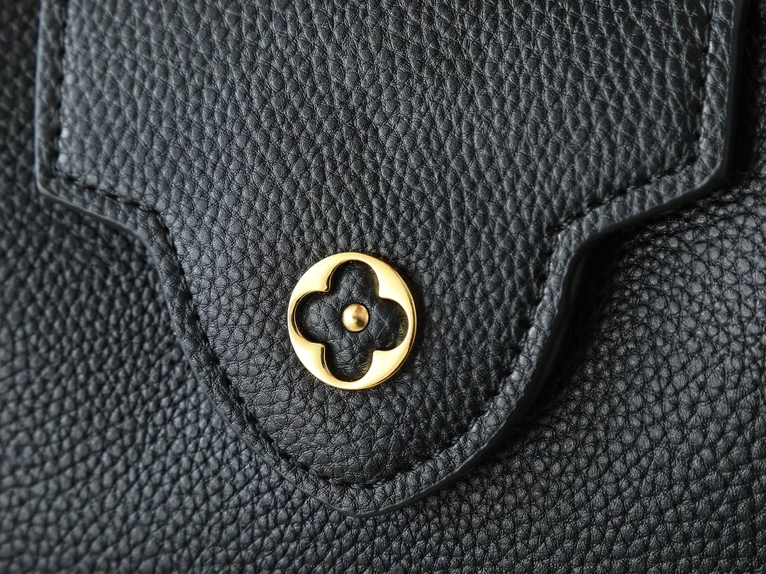 💰380💰Guangzhou goods Upgraded original M12935 M12936 M12937 M12938 This Capucines mini handbag is from the Capucines Chain On You series. It is made of soft Taurillon cow leather and has ample space to store daily necessities such as short wallets, keys, and lipstick. The jewelry-style double-plated chain features Monogram floral details that complement the rounded LV letters, and the flap can be tucked in or out. Dimensions: 21.0 x 14.0 x 8.0 cm (length x height x width)