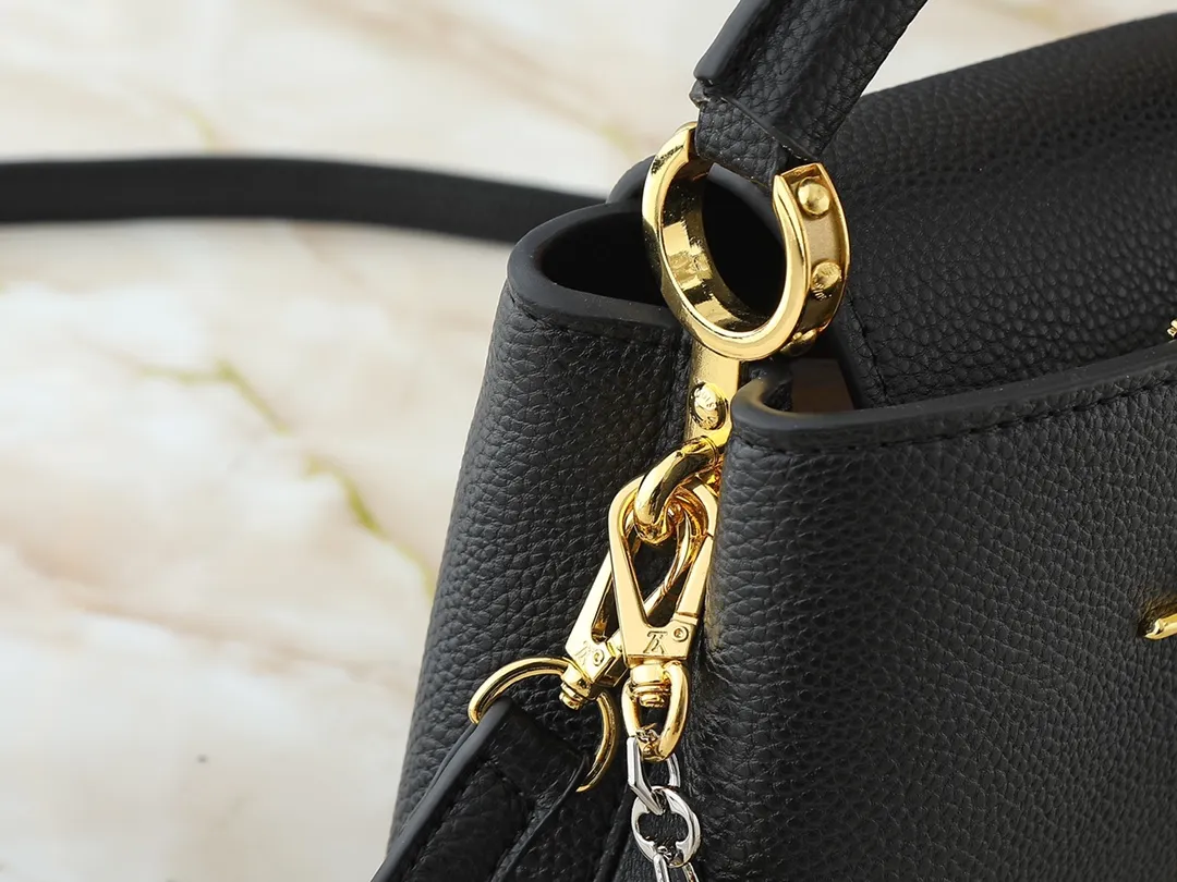 💰380💰Guangzhou goods Upgraded original M12935 M12936 M12937 M12938 This Capucines mini handbag is from the Capucines Chain On You series. It is made of soft Taurillon cow leather and has ample space to store daily necessities such as short wallets, keys, and lipstick. The jewelry-style double-plated chain features Monogram floral details that complement the rounded LV letters, and the flap can be tucked in or out. Dimensions: 21.0 x 14.0 x 8.0 cm (length x height x width)
